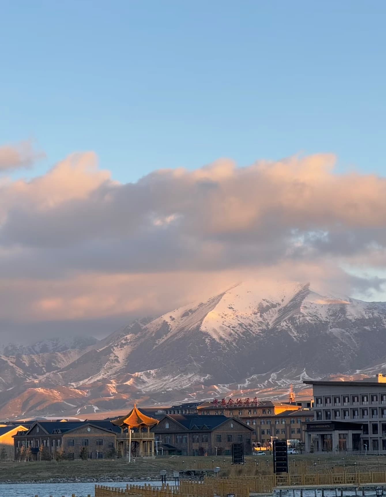 雪峰在云层里偷看夕阳,连酒店的灯笼都染了金边~封面图