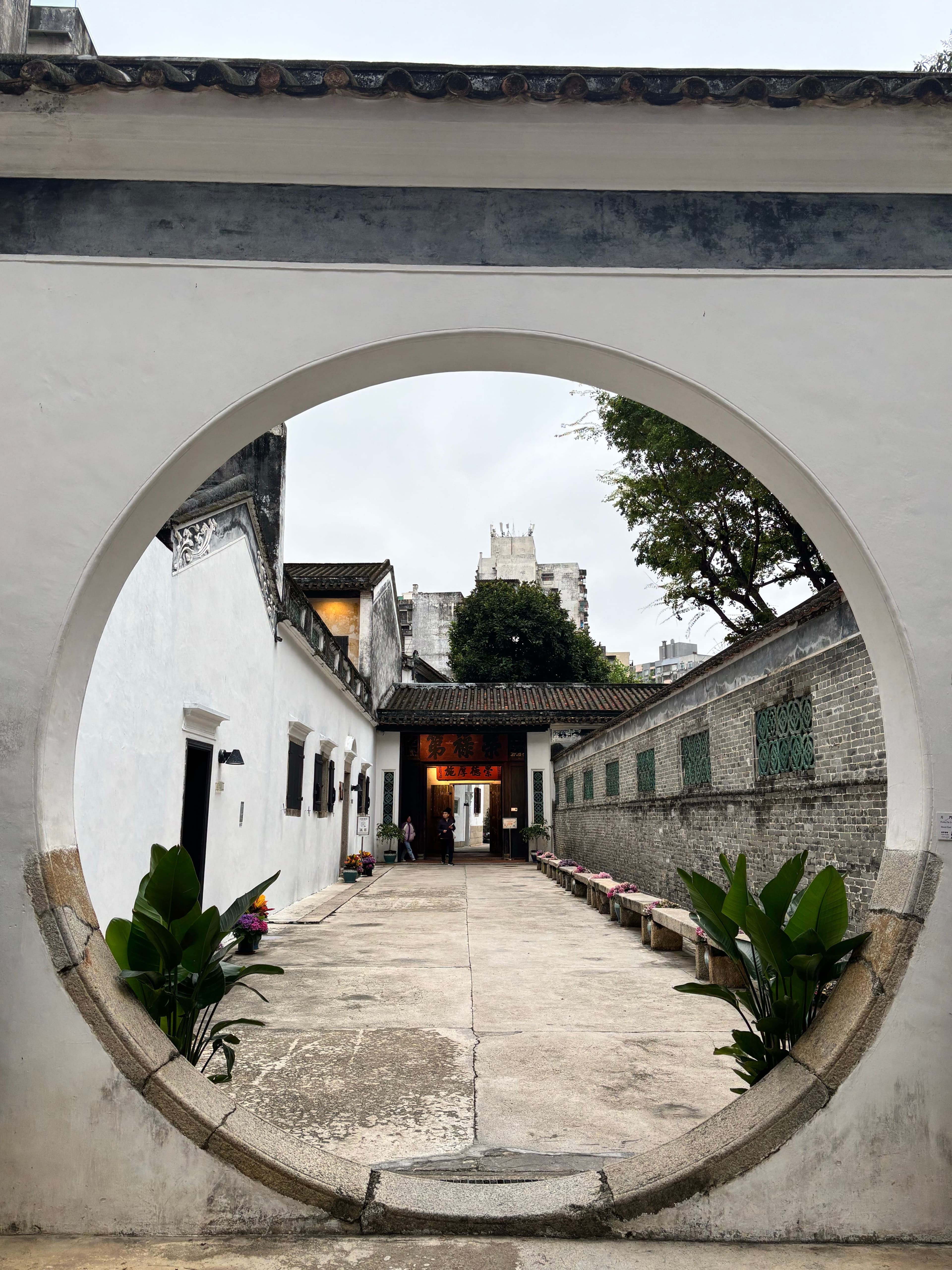 在澳门老街拐进这扇圆门,瞬间穿越回旧时光封面图