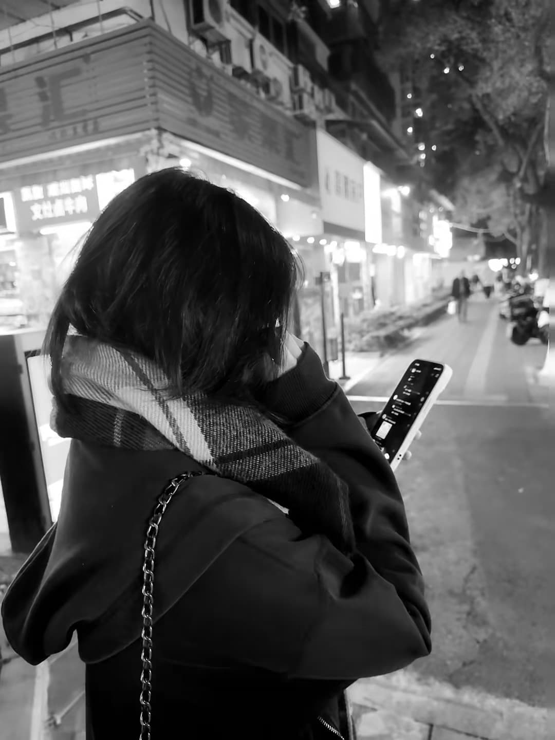 夜街摸鱼时被路灯偷拍,手机电量比心情还低封面图