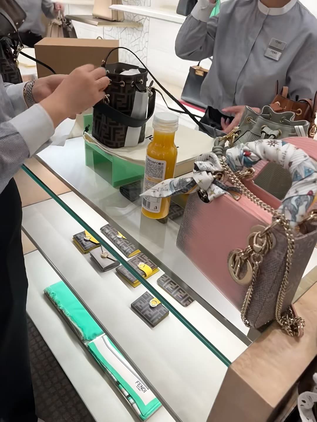 在Fendi专柜试包时,店员递来一杯橙汁的瞬间…谁懂啊!封面图