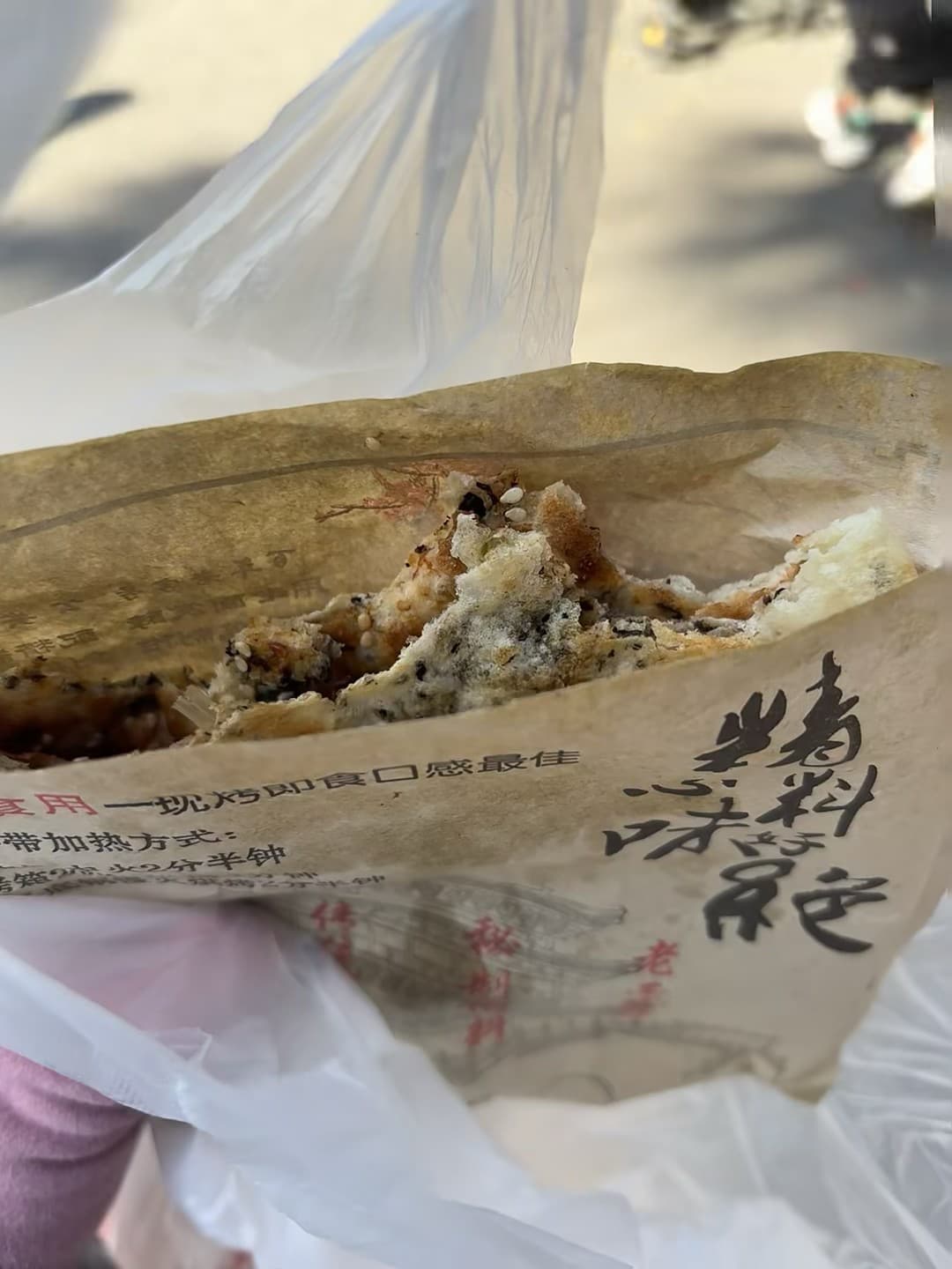 街头纸包里的焦香,是这周最治愈的意外封面图