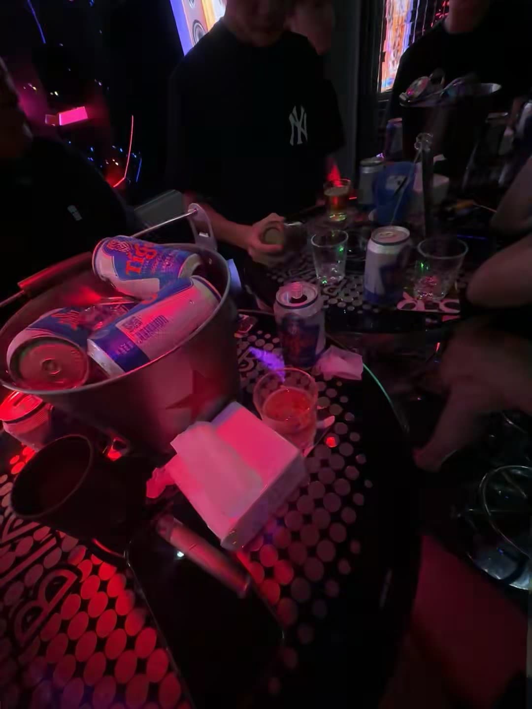 深夜小聚,冰桶里躺了仨Tiger,桌底塞着半瓶啤酒…今晚在KTV的快乐太真实了封面图