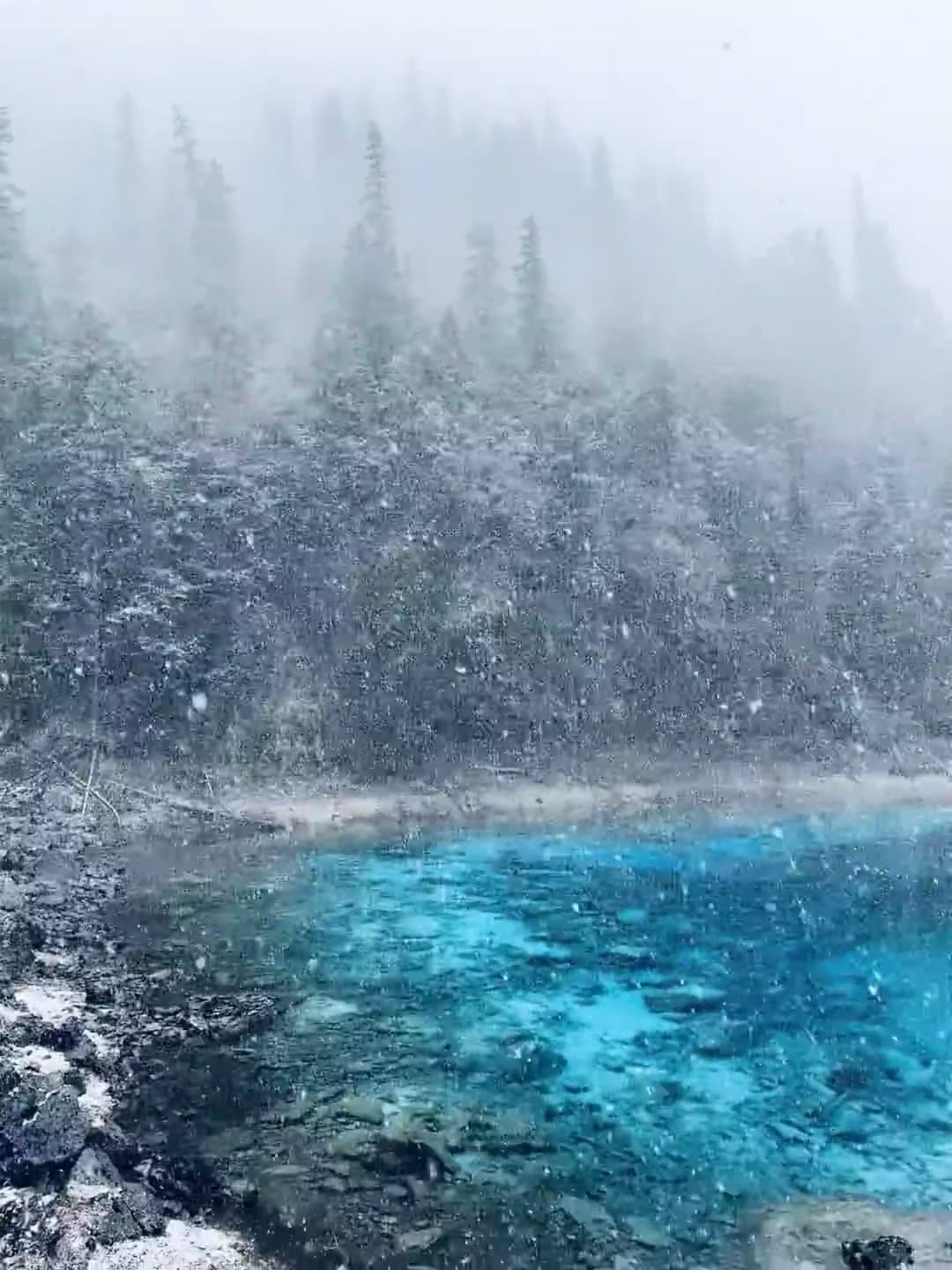 雪天撞见蓝得离谱的湖,像被施了魔法✨封面图