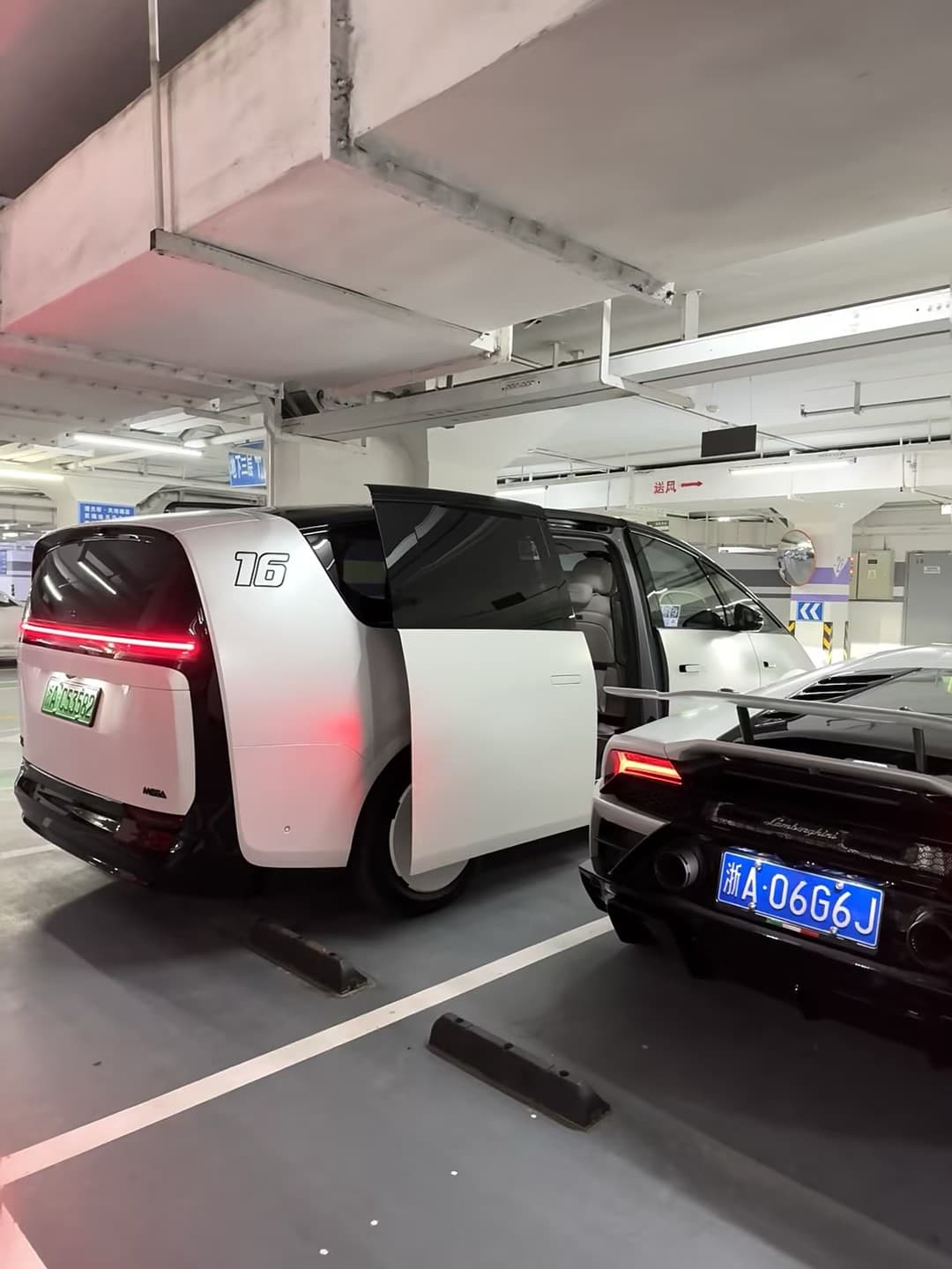 地下车库的撞色组合:白色方盒子 vs 黑色小跑车 🚗💨封面图