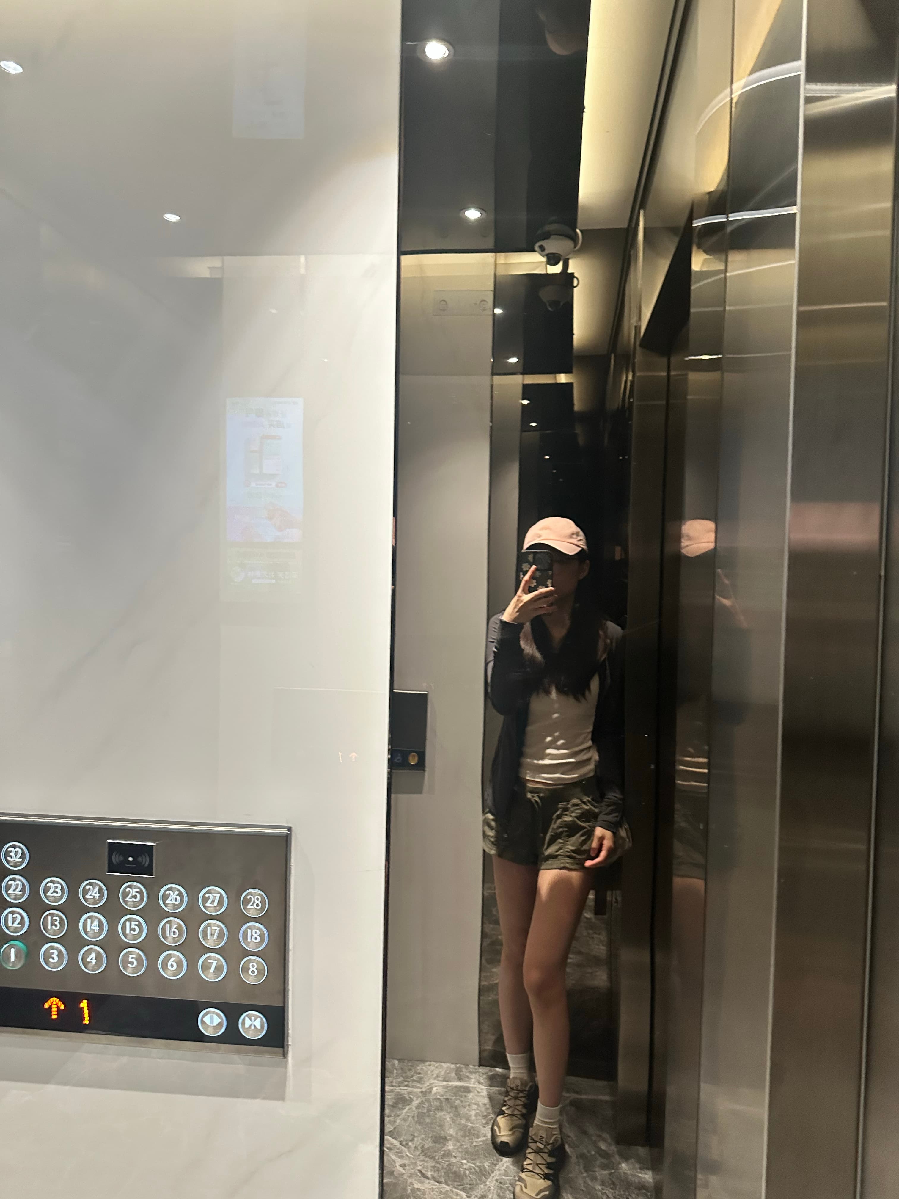 电梯镜子里的日常|今天这身是‘出门即战损’风?封面图