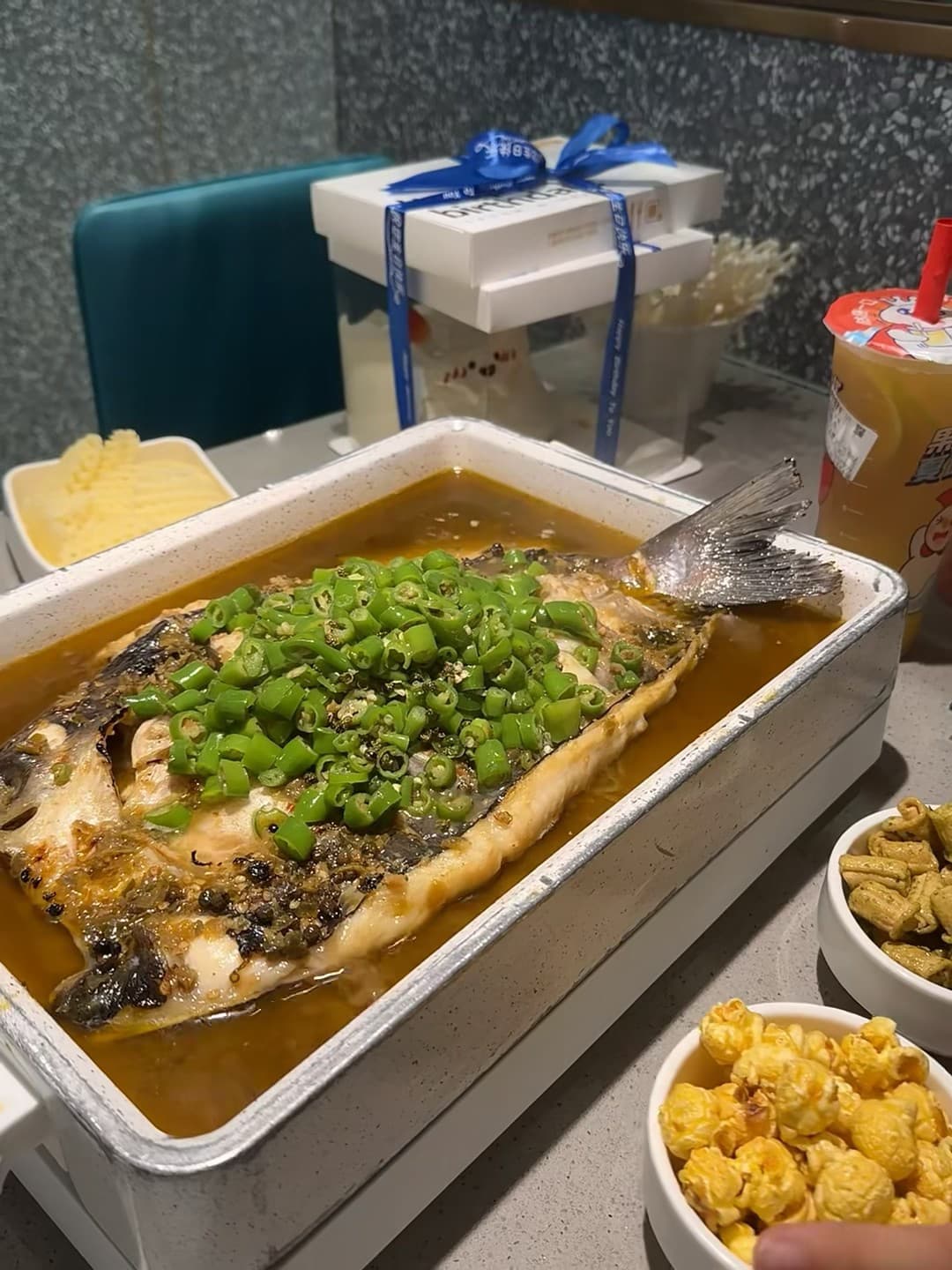 今天在街角小馆子把鱼吃成艺术品…绿辣椒堆得像青椒瀑布封面图