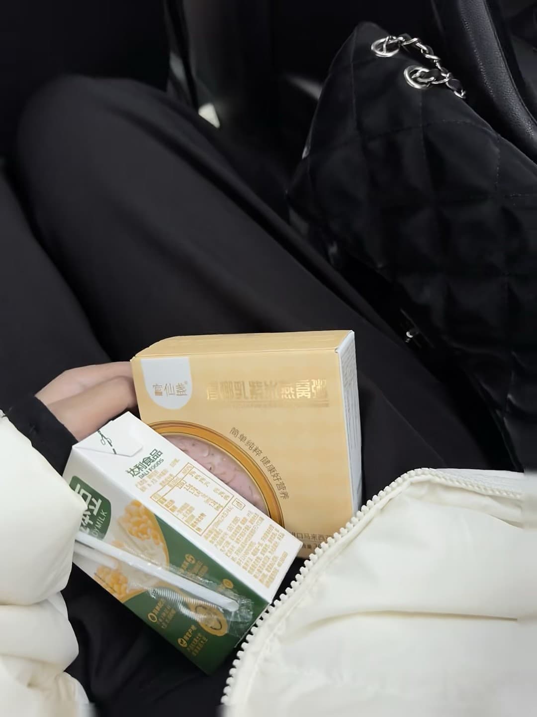 通勤小确幸:豆奶+燕麦粥,地铁上啃完一盒就到站了封面图