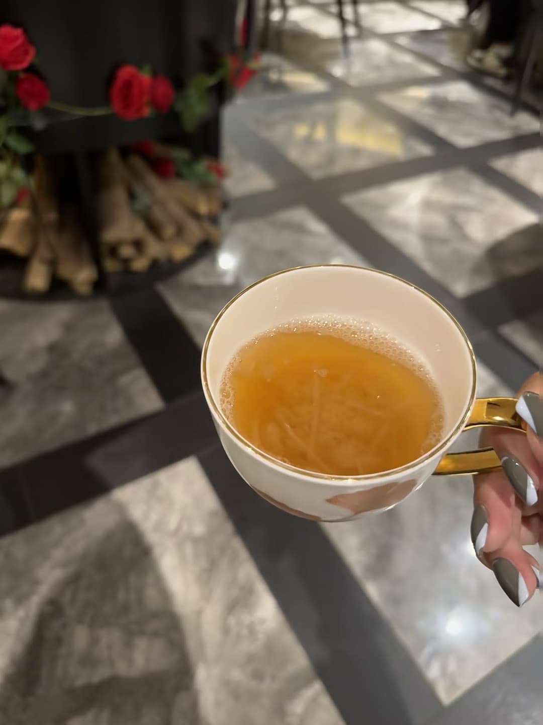 手抖拍到的下午茶|金边杯里泡着秋天的暖意封面图