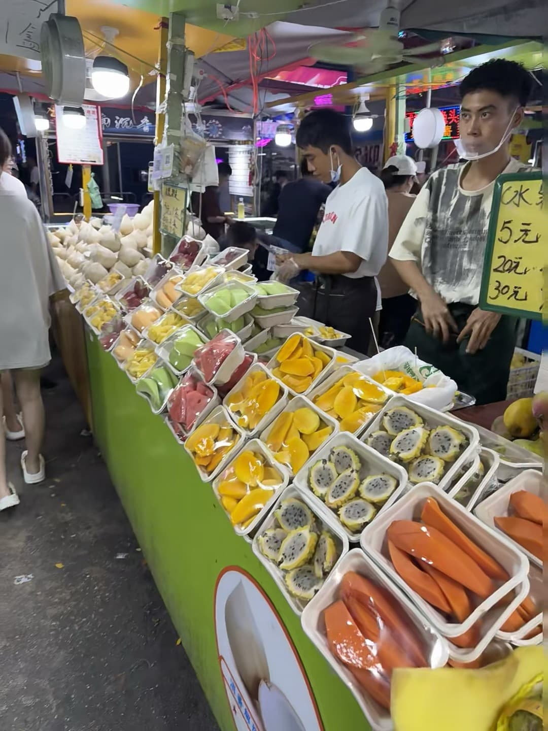 夜市水果摊的快乐,5块能买一盒芒果+火龙果!
今天在Chinatown转悠到这档,老板说‘冰镇的’是5元/份~封面图