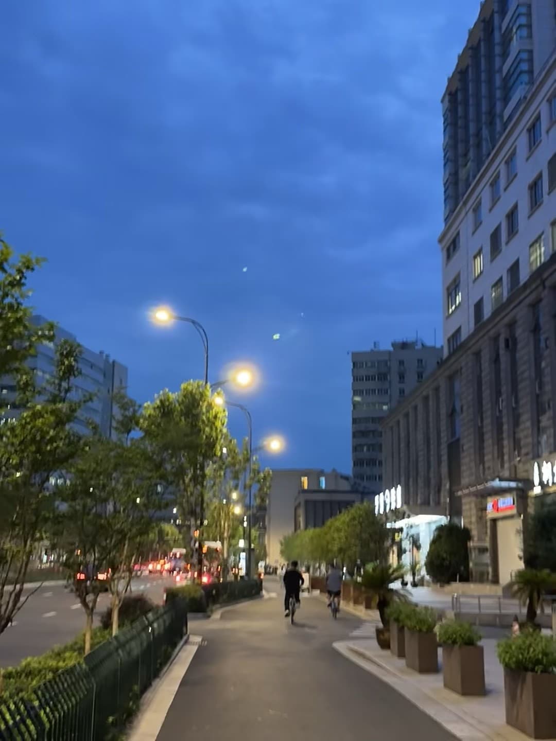 傍晚骑车路过老城区,路灯一盏接一盏亮起来,像在给城市写情书 🌃封面图