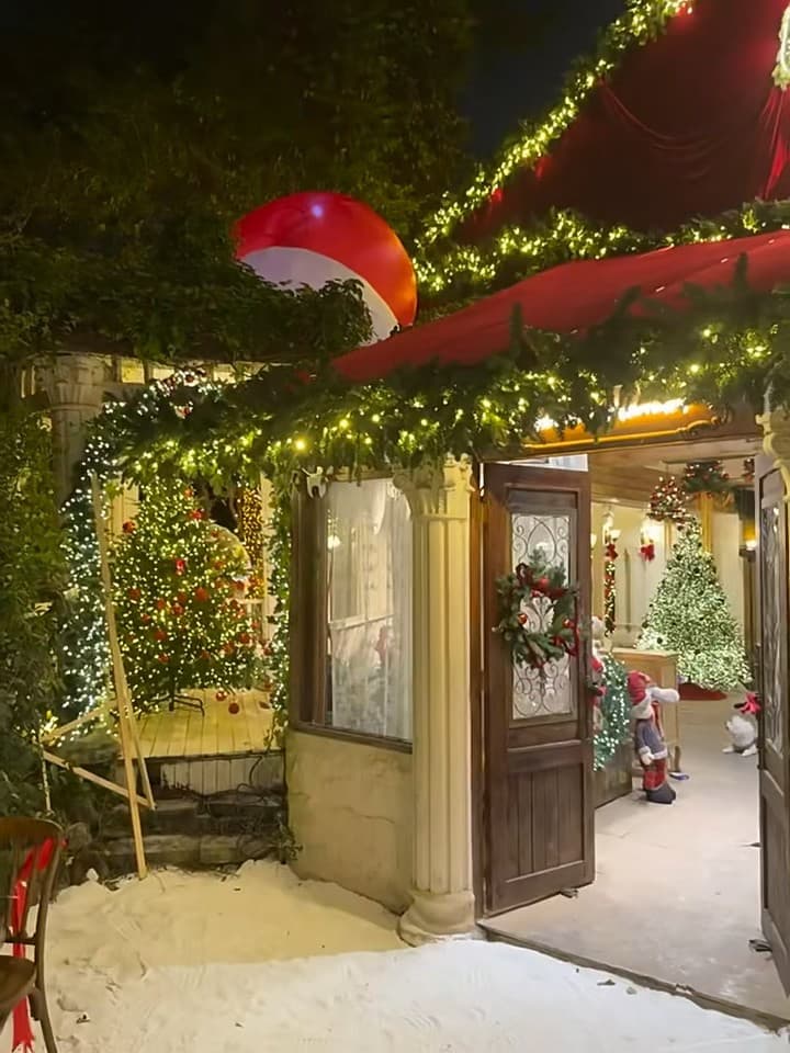 今晚路过街角小屋,圣诞灯串亮到想直接住进去… 🌟封面图