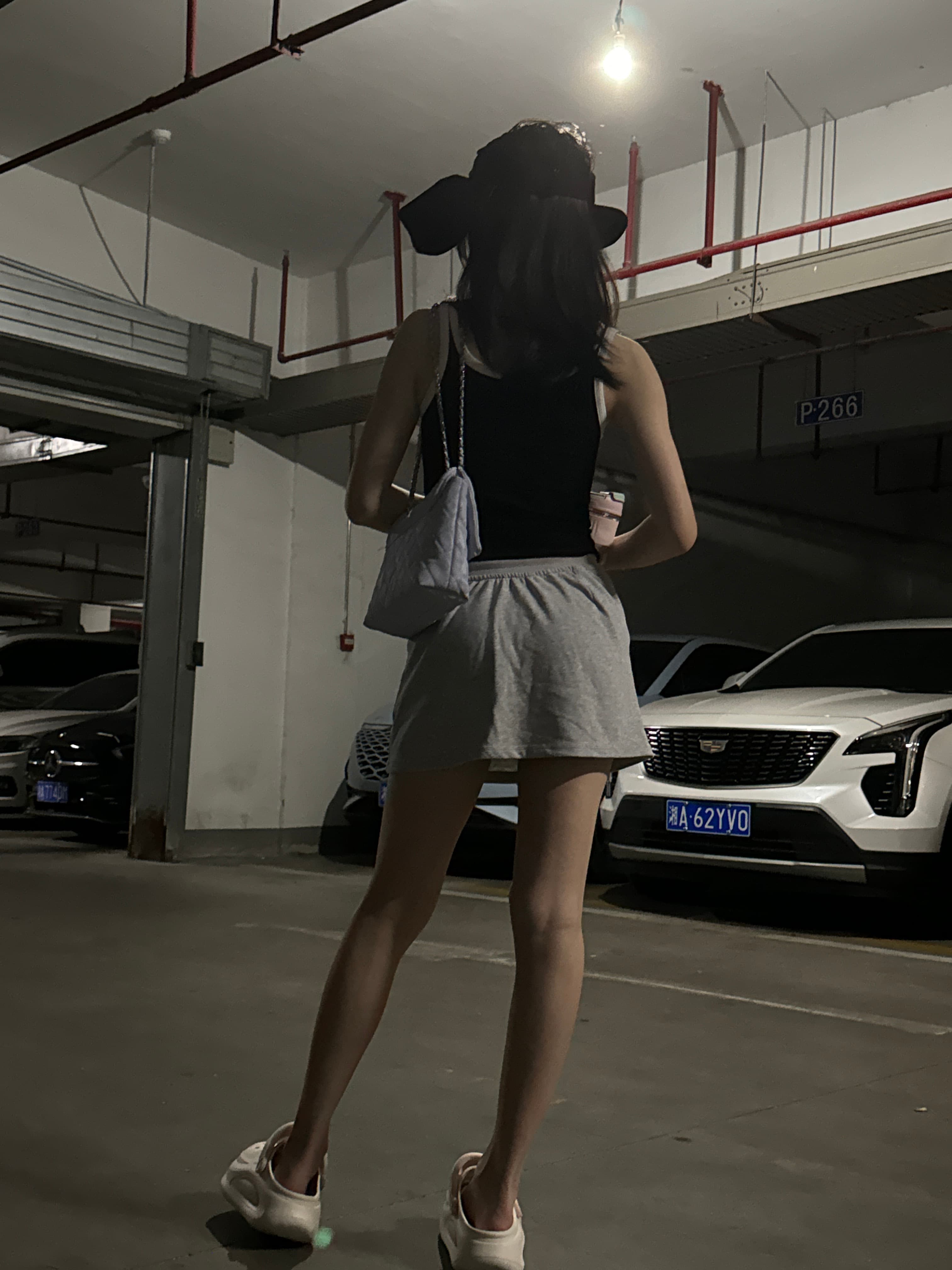 地下车库也能拍出氛围感?今晚在P266车位旁练了半小时‘背影杀’封面图