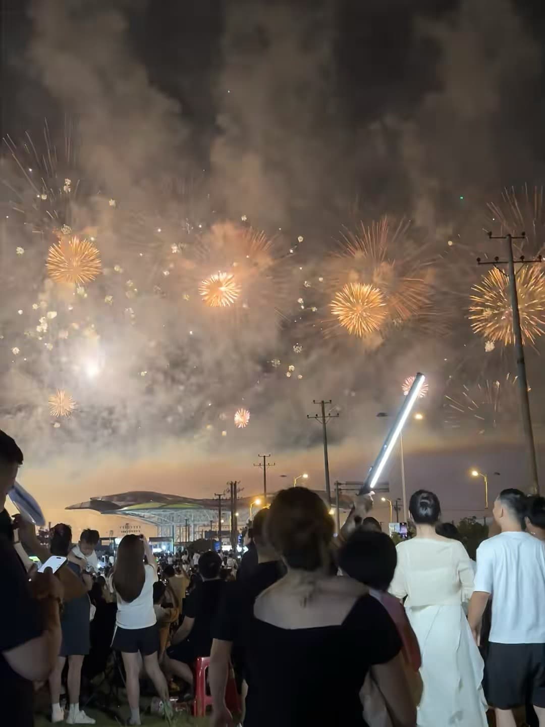 今晚在公园看烟花,人挤人但好热闹!✨封面图