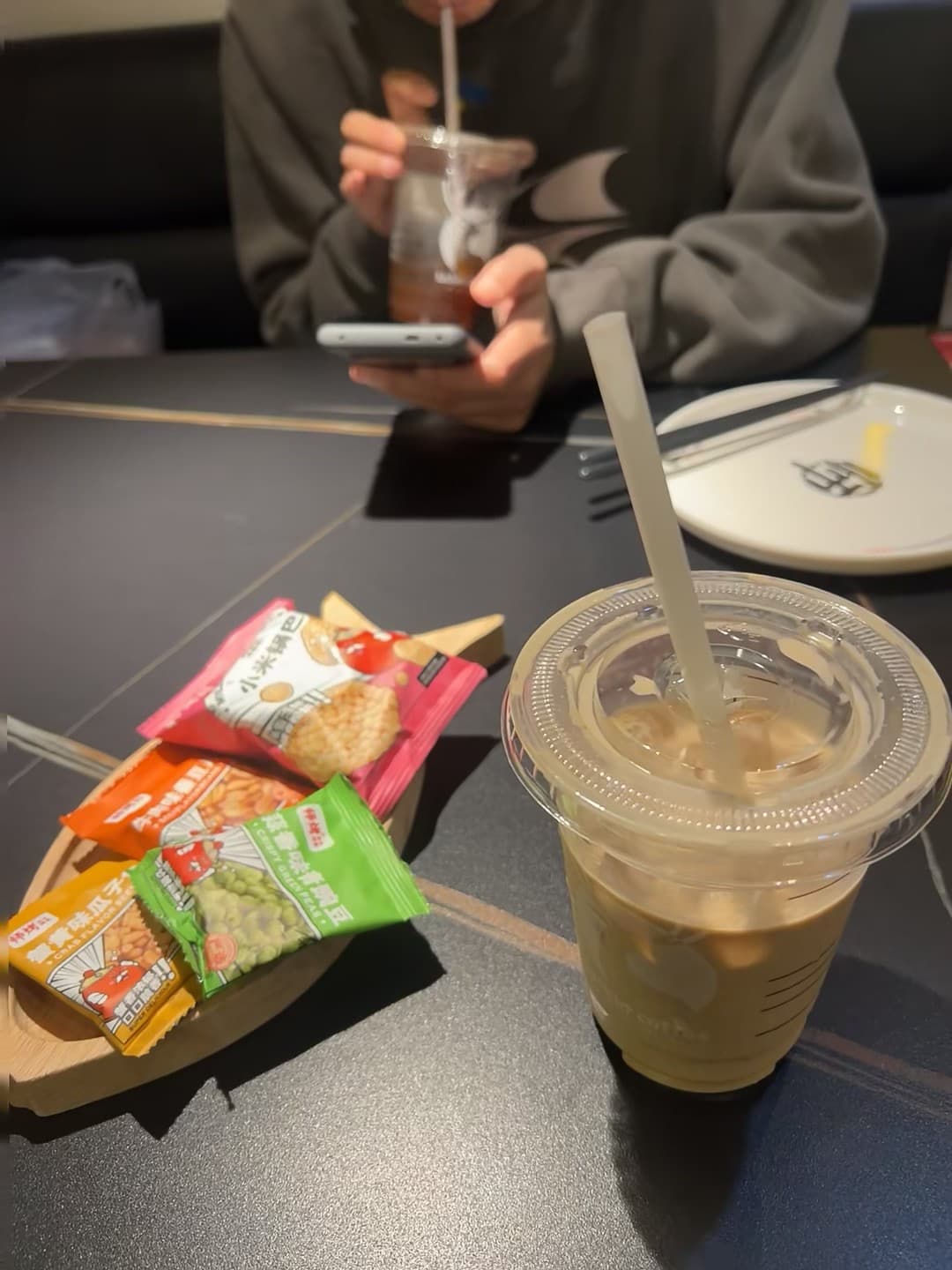 咖啡续命+小零嘴,通勤路上的微光时刻封面图