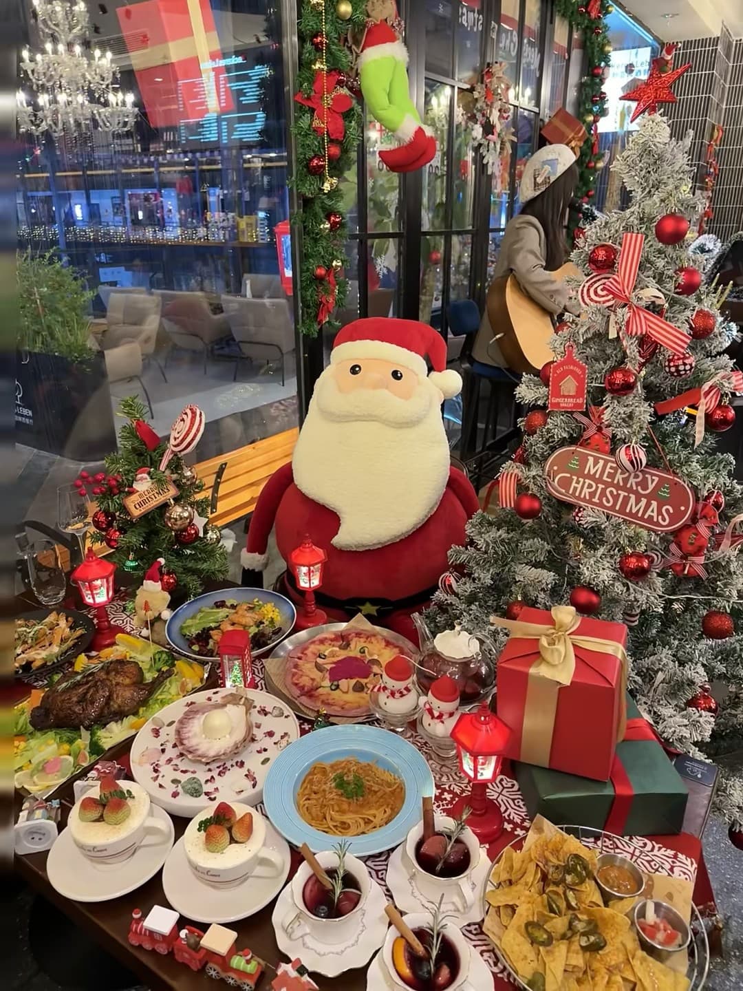 圣诞季的餐桌魔法|在街角咖啡店偷吃一整桌甜点封面图