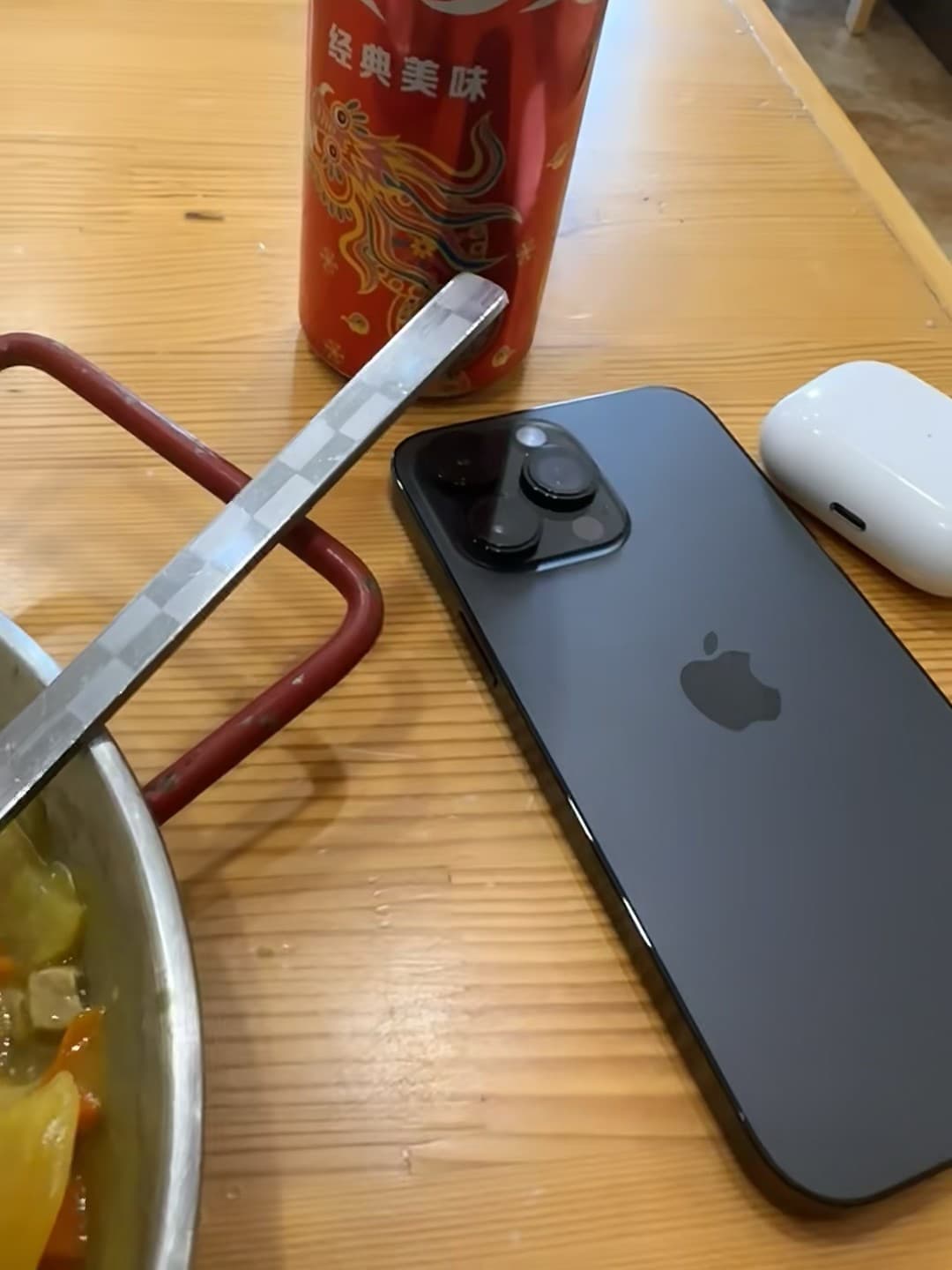 吃饭时手机和可乐的临时搭子|饭桌上的日常小确幸封面图