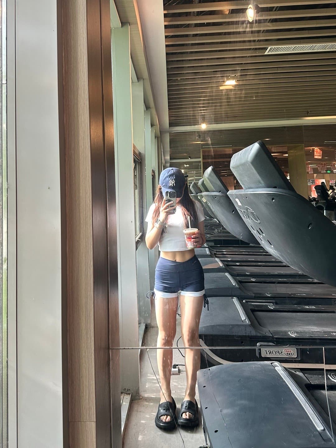 健身后喝杯冰美式,这蓝帽和短裤配得我有点想自拍了封面图
