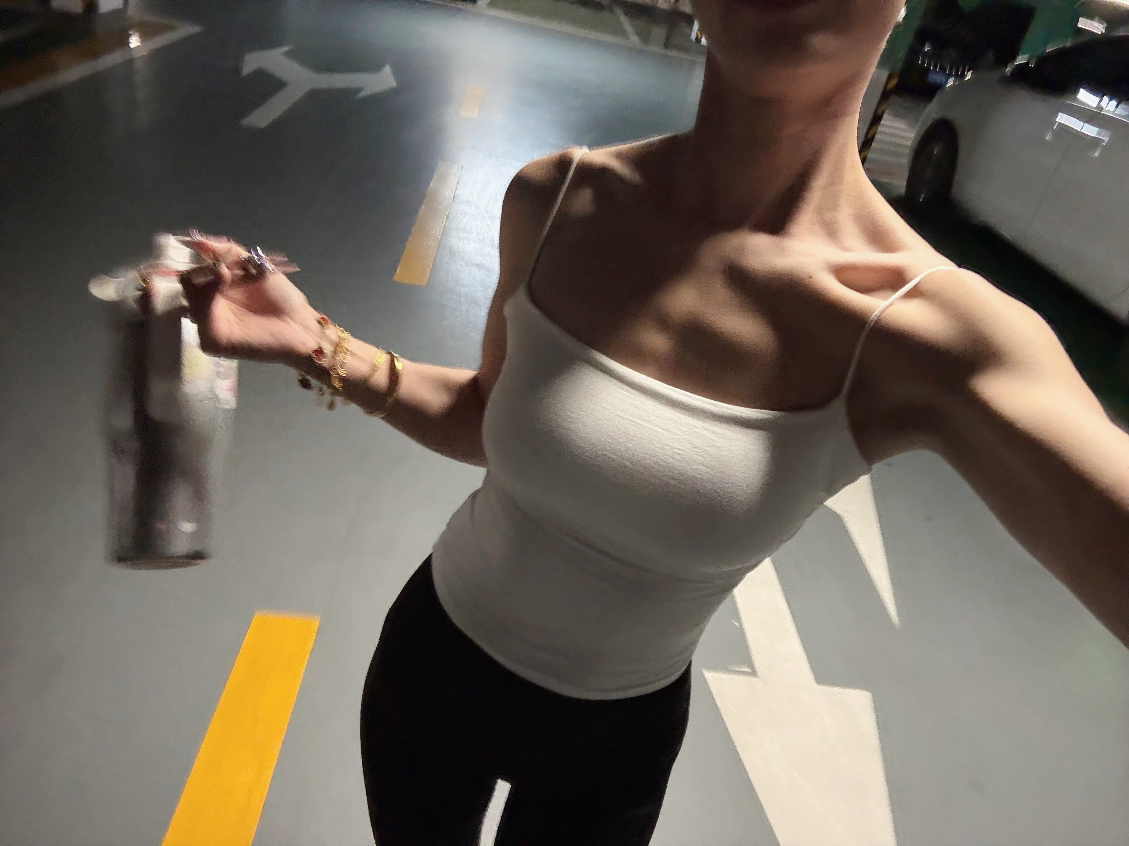 地下车库的即兴自拍|今天练完腿顺手拿水杯,光打在肩上像被阳光吻过封面图