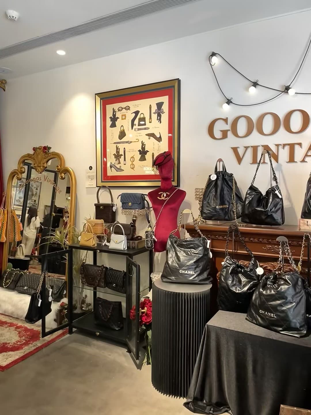 逛到一家藏在街角的复古包店,Chanel老款比新货还抢手封面图