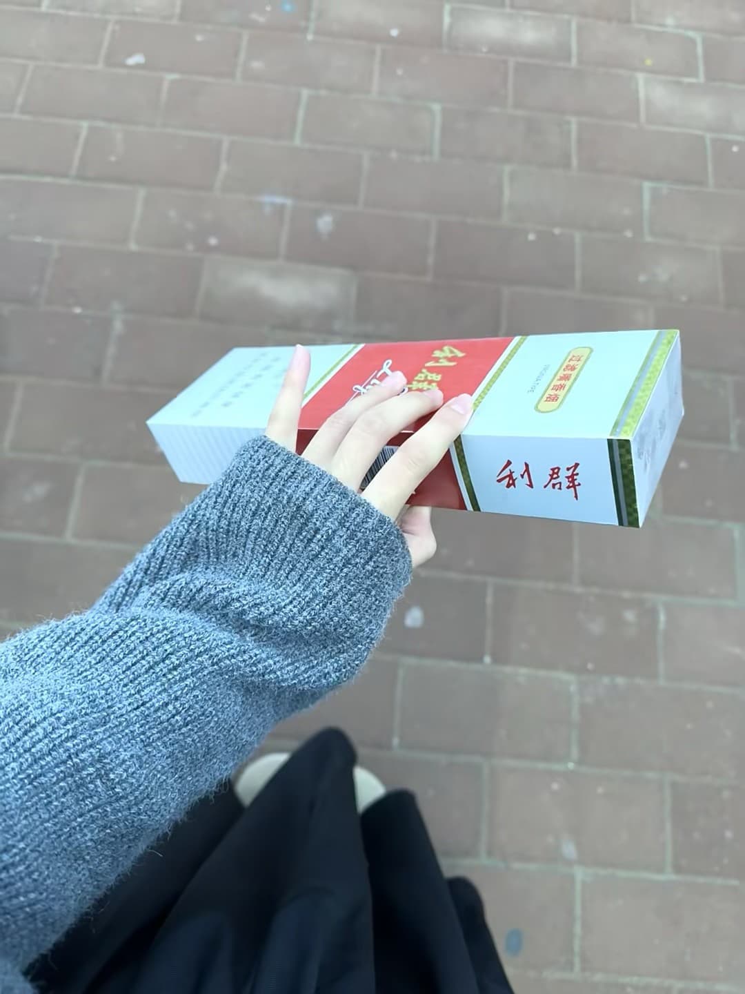 今天在街角捡到一盒‘利群’…本地人真会藏东西封面图