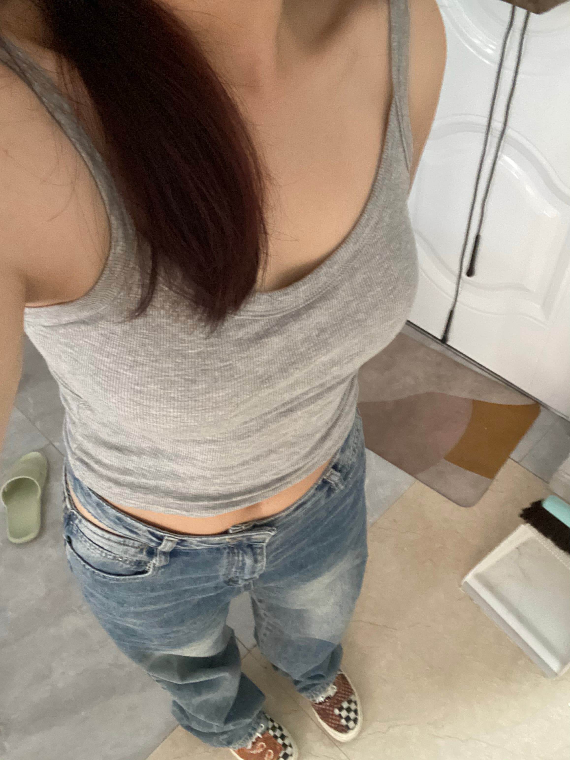 灰背心+牛仔裤的日常战袍,今天在公寓楼道里自拍了下——果然还是得靠这身‘不费力’穿搭撑住一整天封面图
