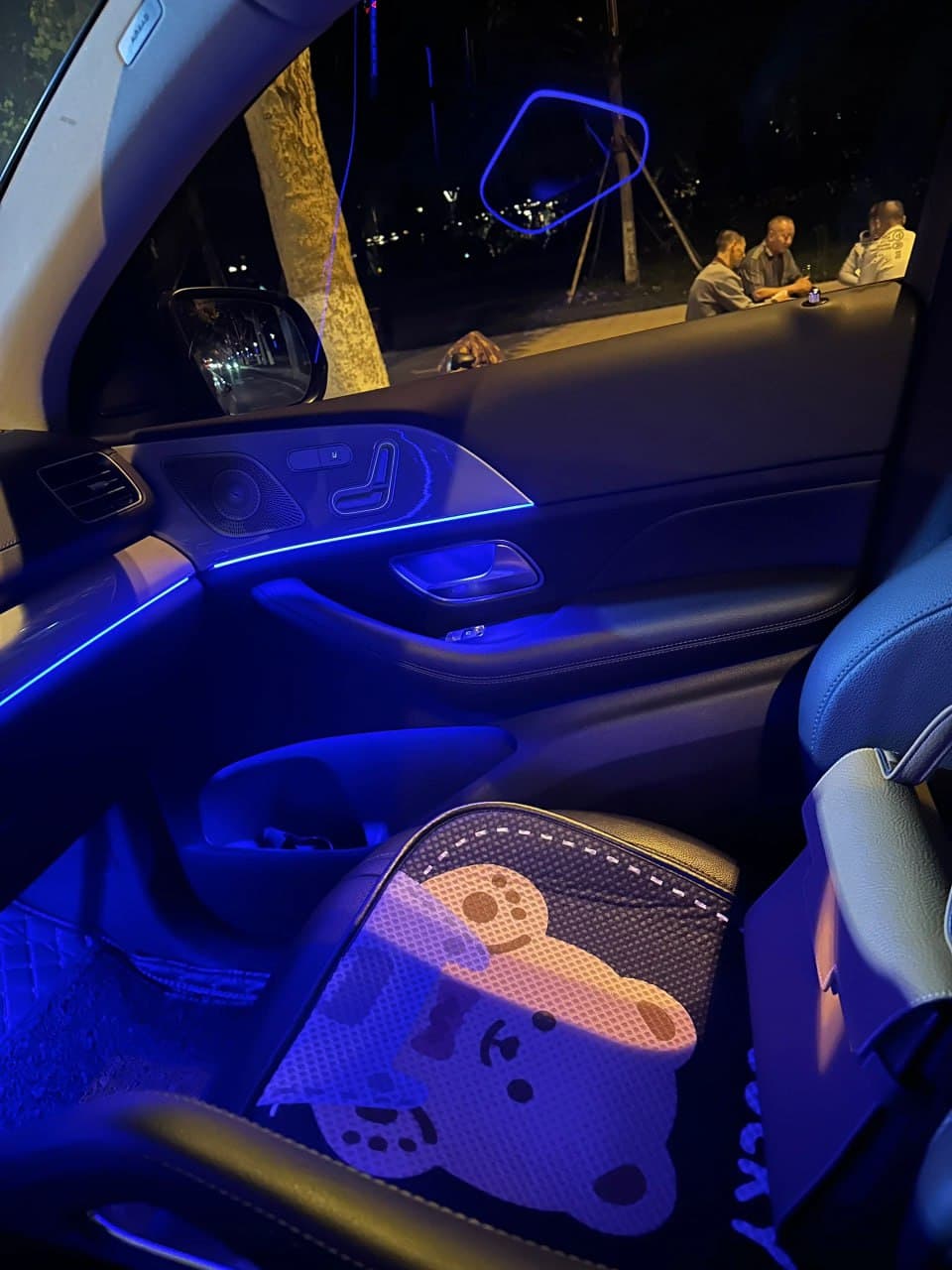 车里蓝光一开,整条街都成了我的背景板 🌌 今晚路过公园长椅,三爷仨儿喝着茶聊人生,我默默在副驾当静音观众封面图