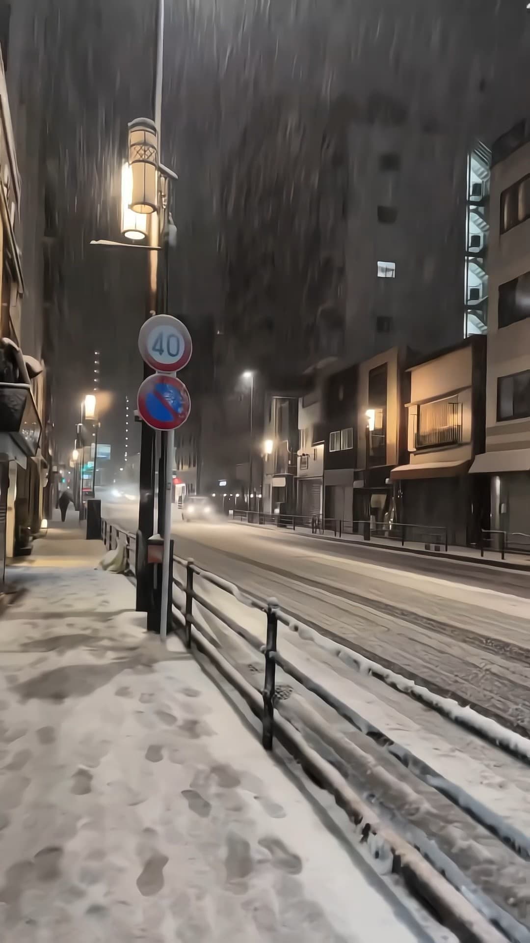 雪夜街角,路灯把雪片照成金粉✨封面图