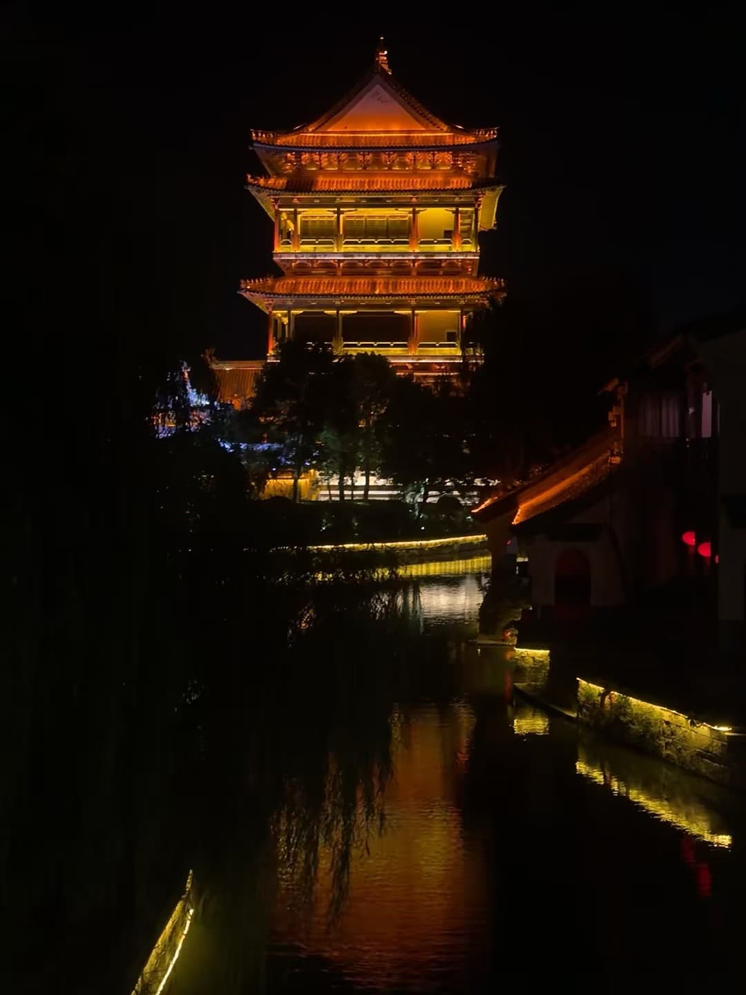 深夜路过老城塔楼,灯光一打,瞬间穿越回《长安十二时辰》?封面图