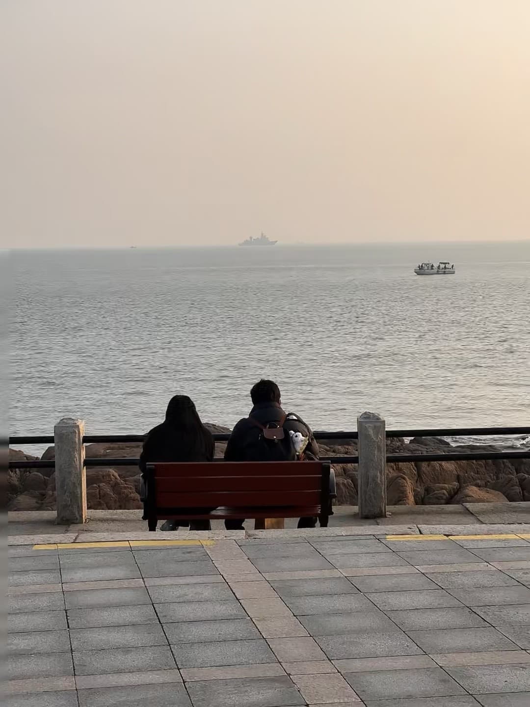 海边长椅上的黄昏,连风都慢了半拍封面图