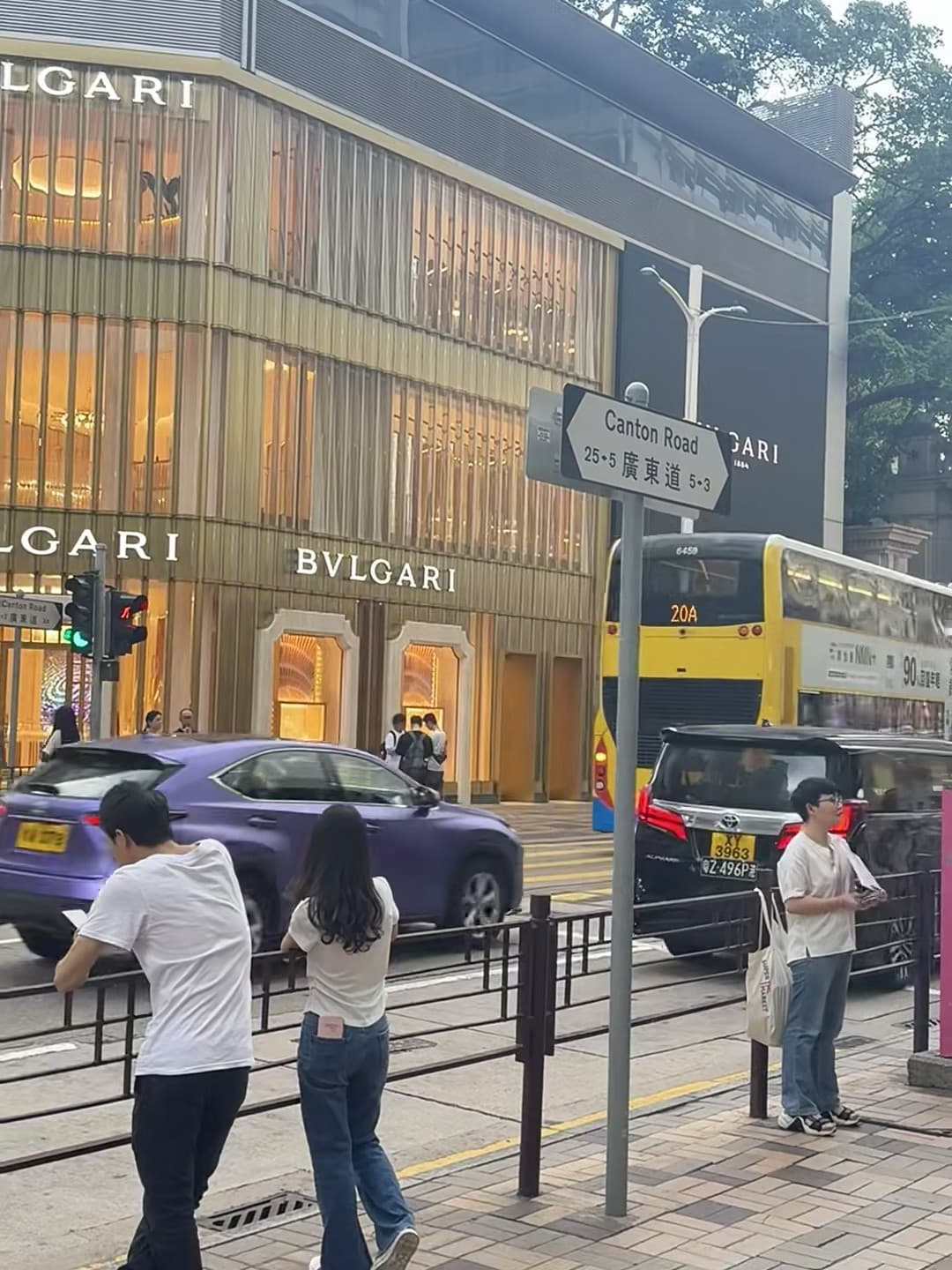 广东西路25-5号,黄车+紫车+双层巴士,日常即风景封面图