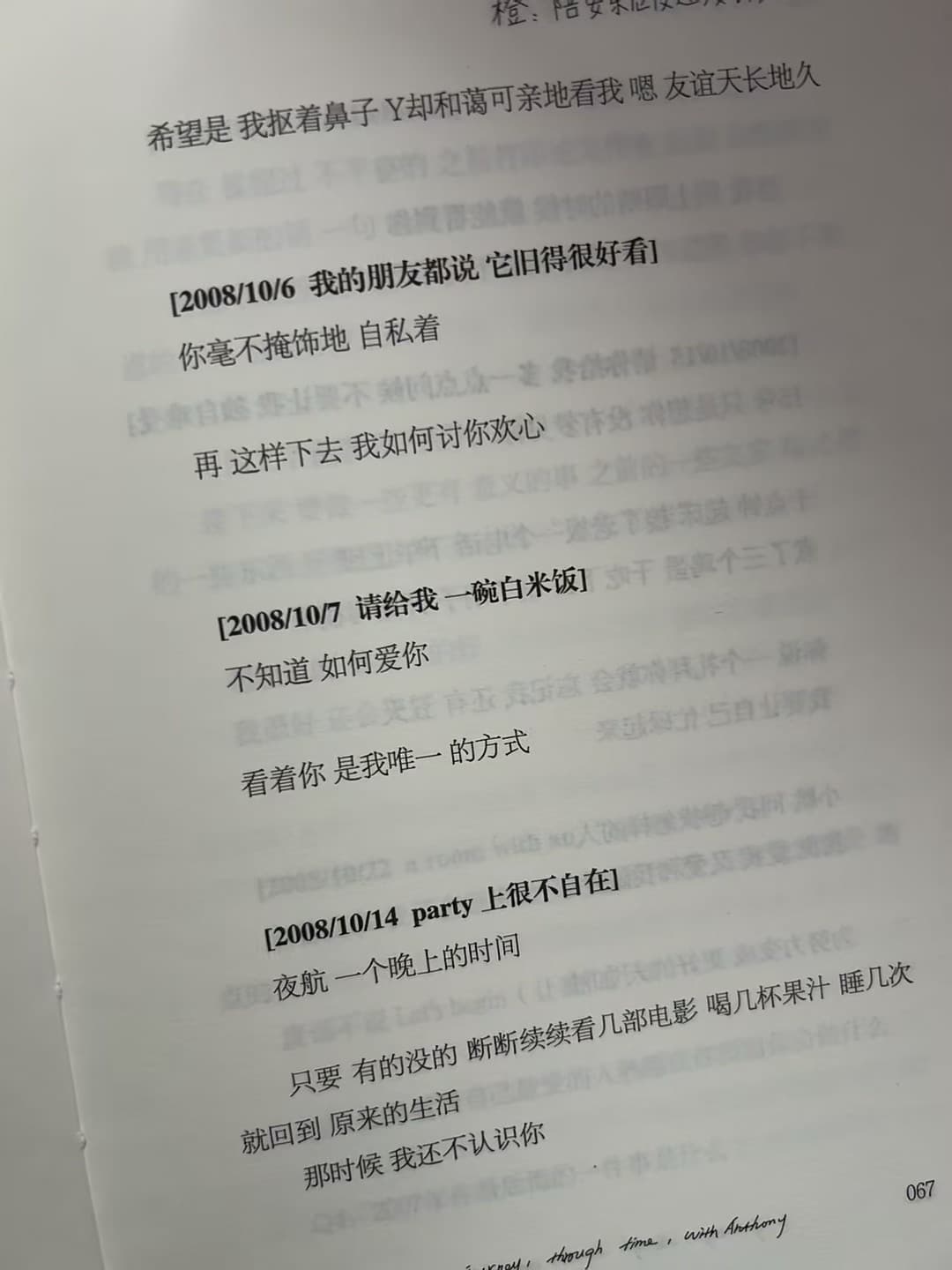 今天在街角咖啡店蹲到一只睡懵的橘猫,连老板都认它为VIP封面图