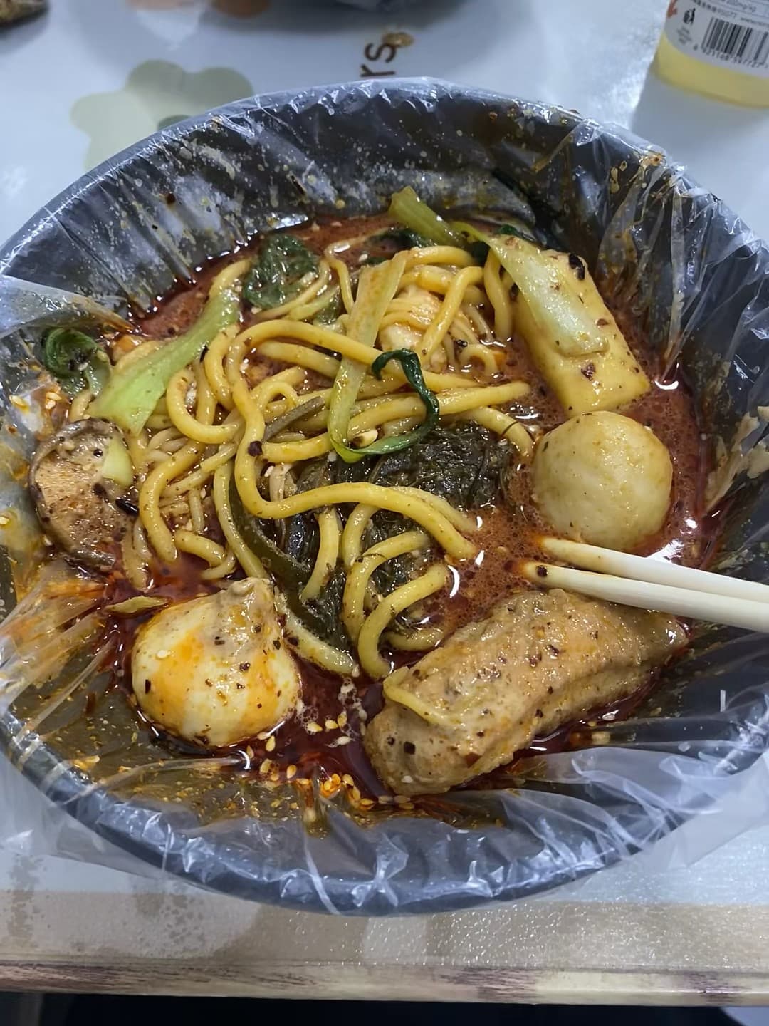 深夜饿到灵魂出窍,翻出冰箱里冻了三个月的速食面…结果意外好吃?封面图