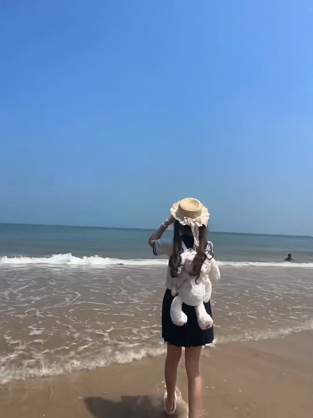海边突然被风掀飞草帽…但小兔还稳稳抱着!封面图