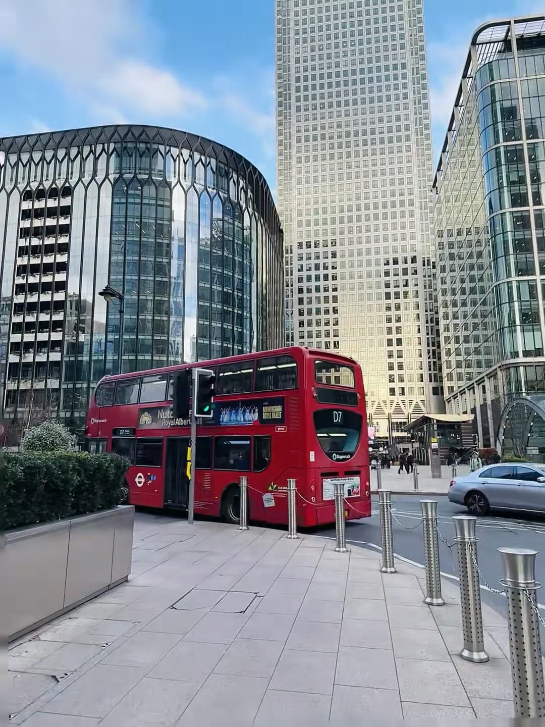 伦敦街角的红色双层巴士,今天在Canary Wharf等红灯封面图