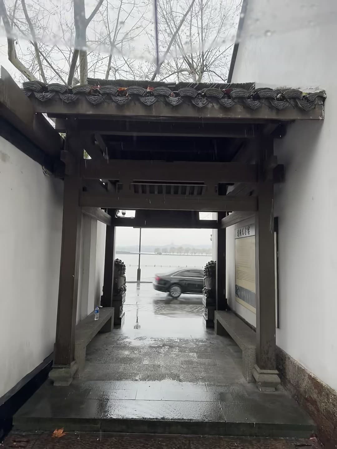 雨天路过老门楼,意外撞见湖景车流|江南雨意藏不住封面图