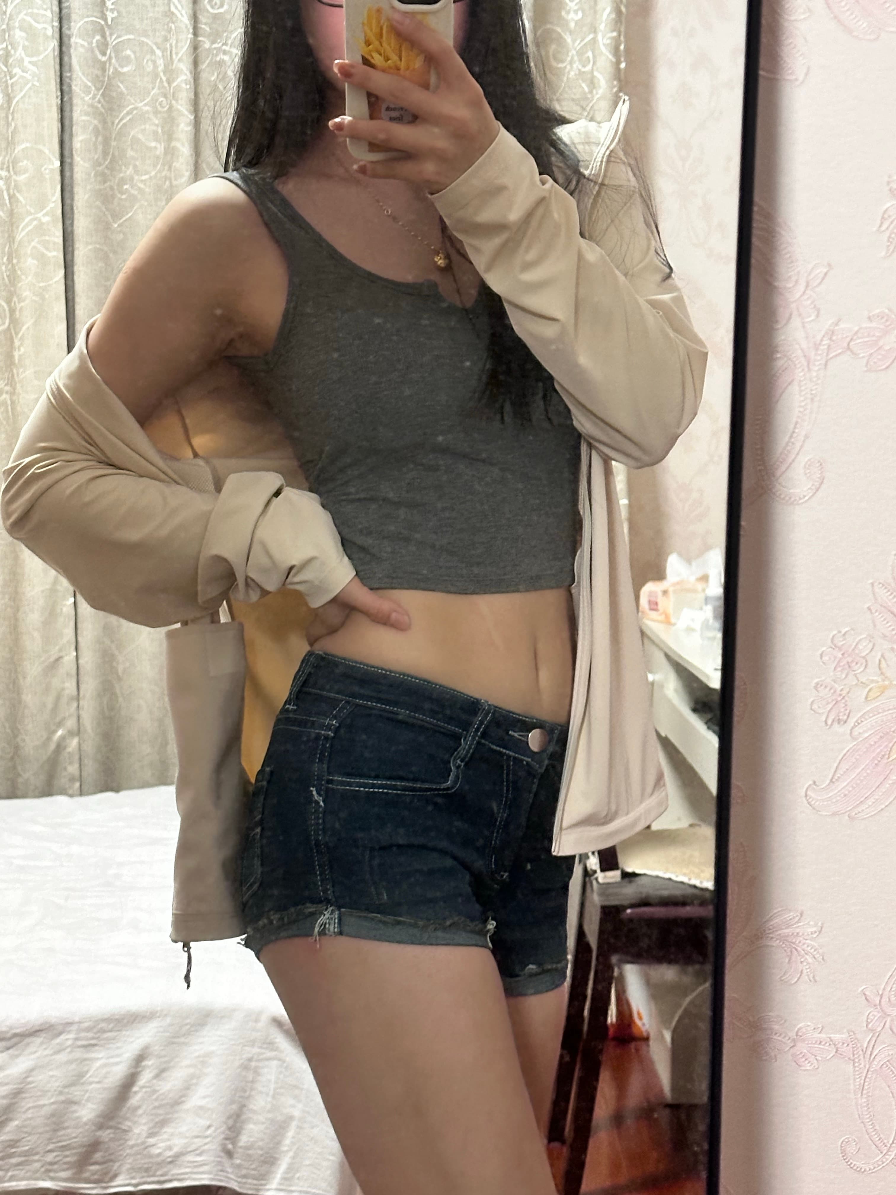 今天在公寓小阳台试了新买的薄外套,配灰背心+卷边牛仔短裤,谁懂这种随性又有点小心机的日常?封面图