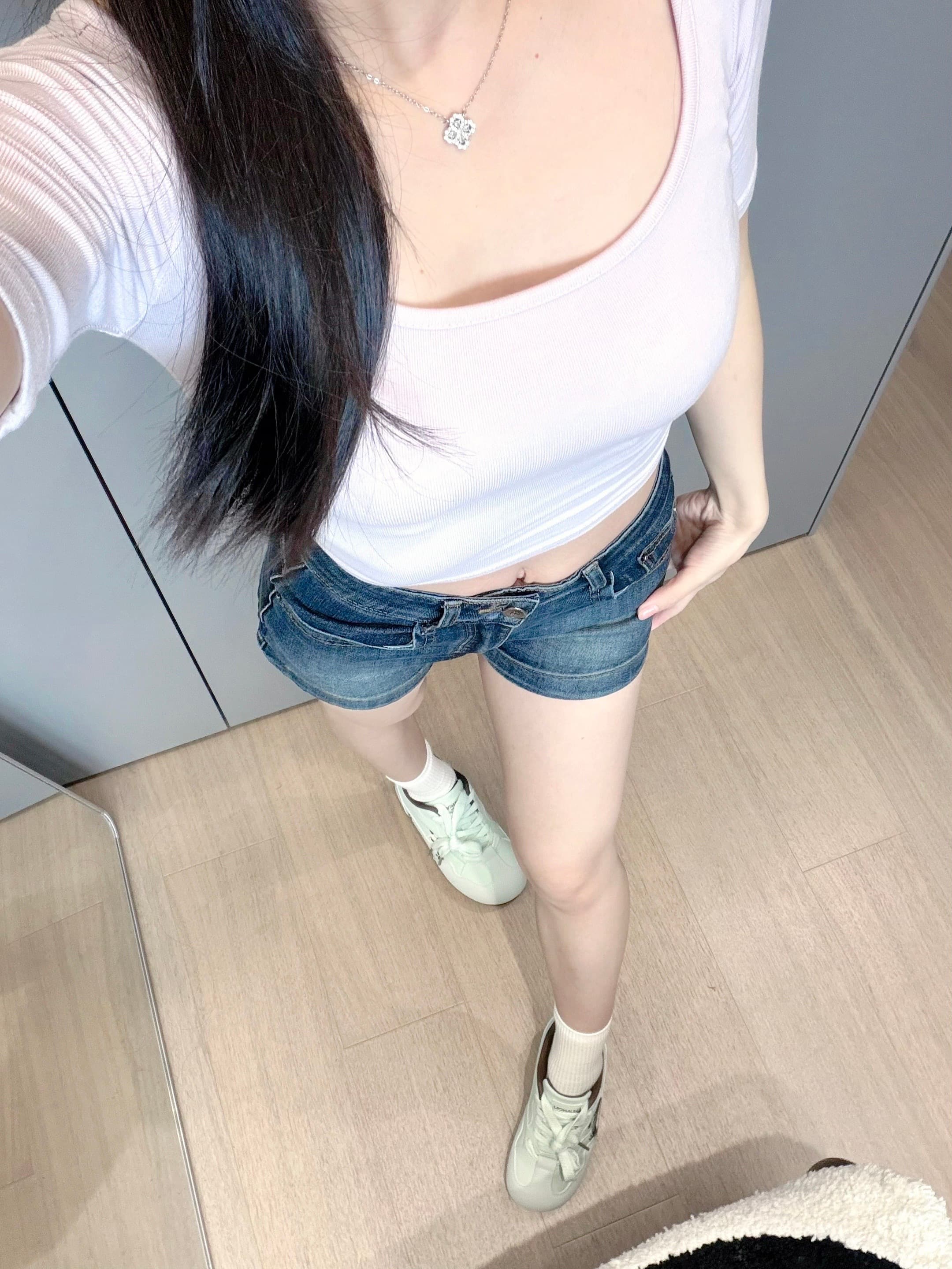 今天在公寓里试了新配色的鞋,白T+牛仔短裤=夏日安全感封面图