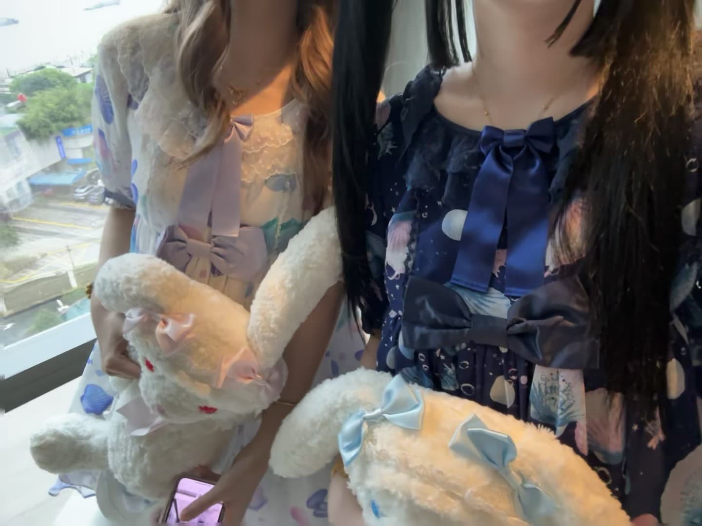 今天在窗边偷拍了两位小仙女的日常 🐰✨ 她们抱着毛绒兔,像从童话里走出来的封面图