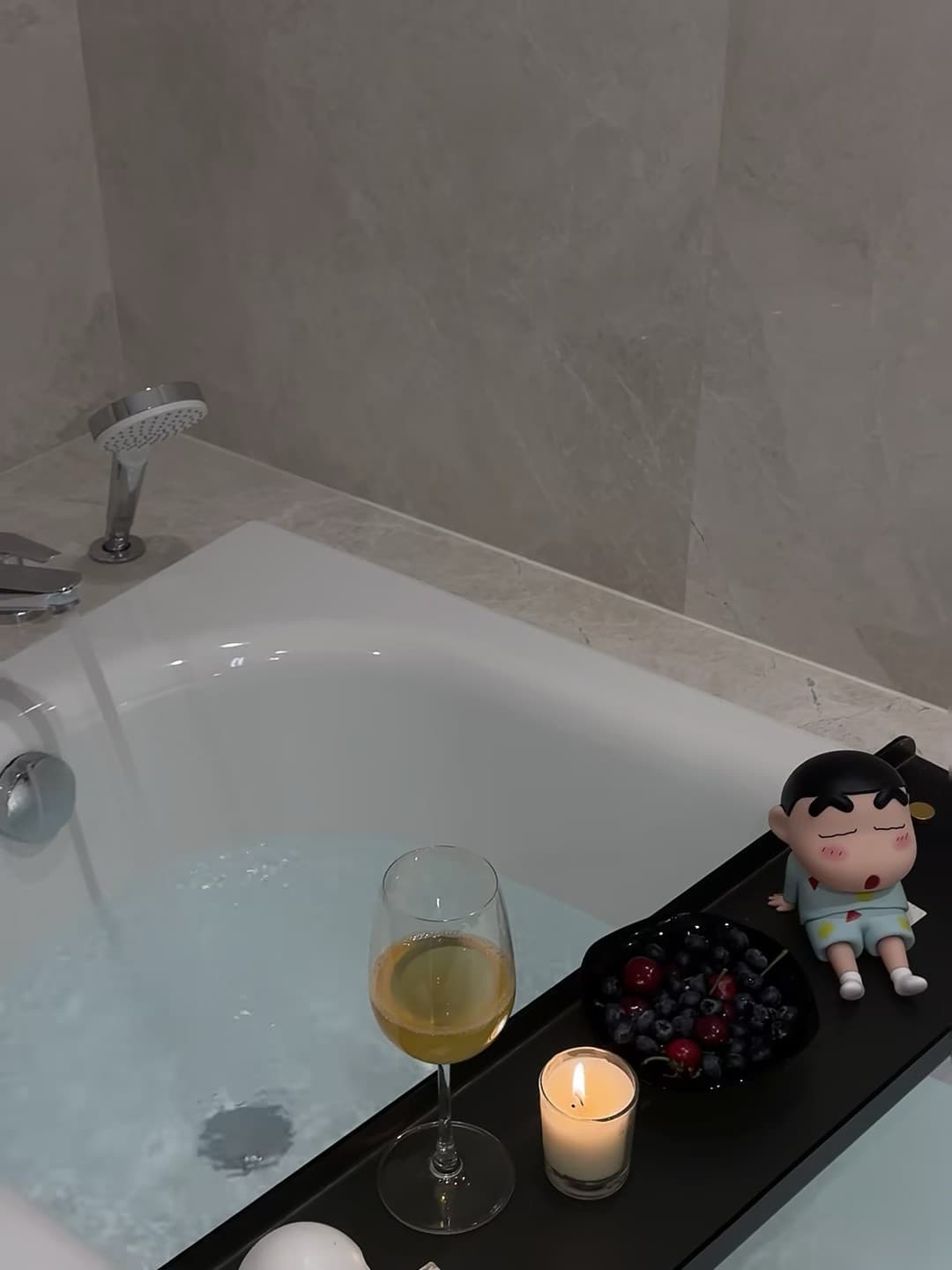 浴缸里的小确幸:白葡萄酒+蓝莓+蜡烛=今晚的仪式感封面图
