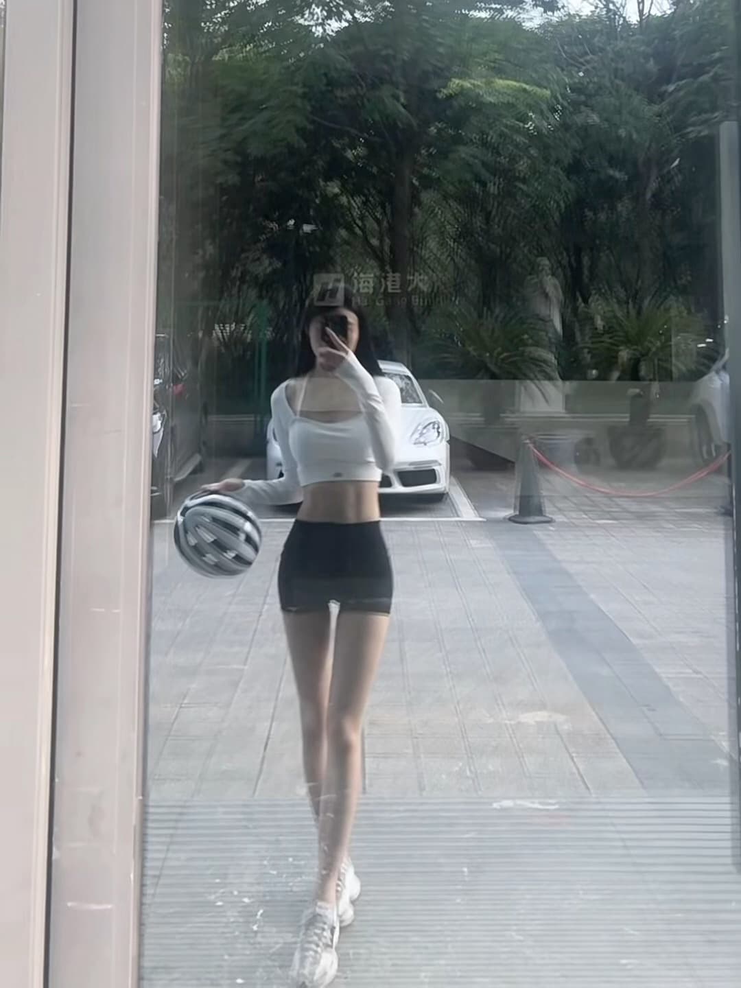 刚从健身房出来,顺手把球塞进包里——这辆保时捷在停车场等我打卡?封面图