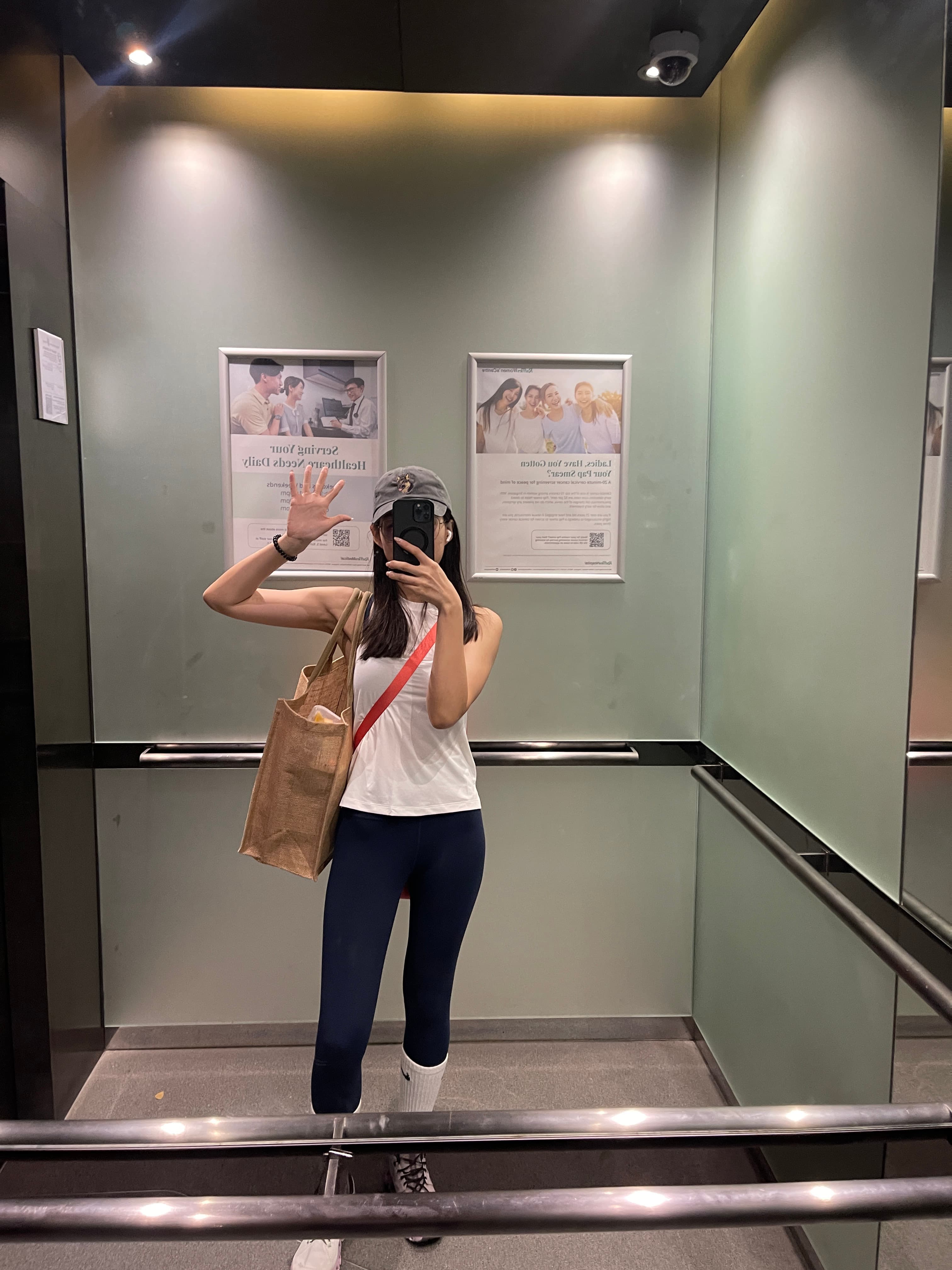 电梯自拍三连拍|今天穿了白背心+深蓝legging,像在练瑜伽前的热身封面图