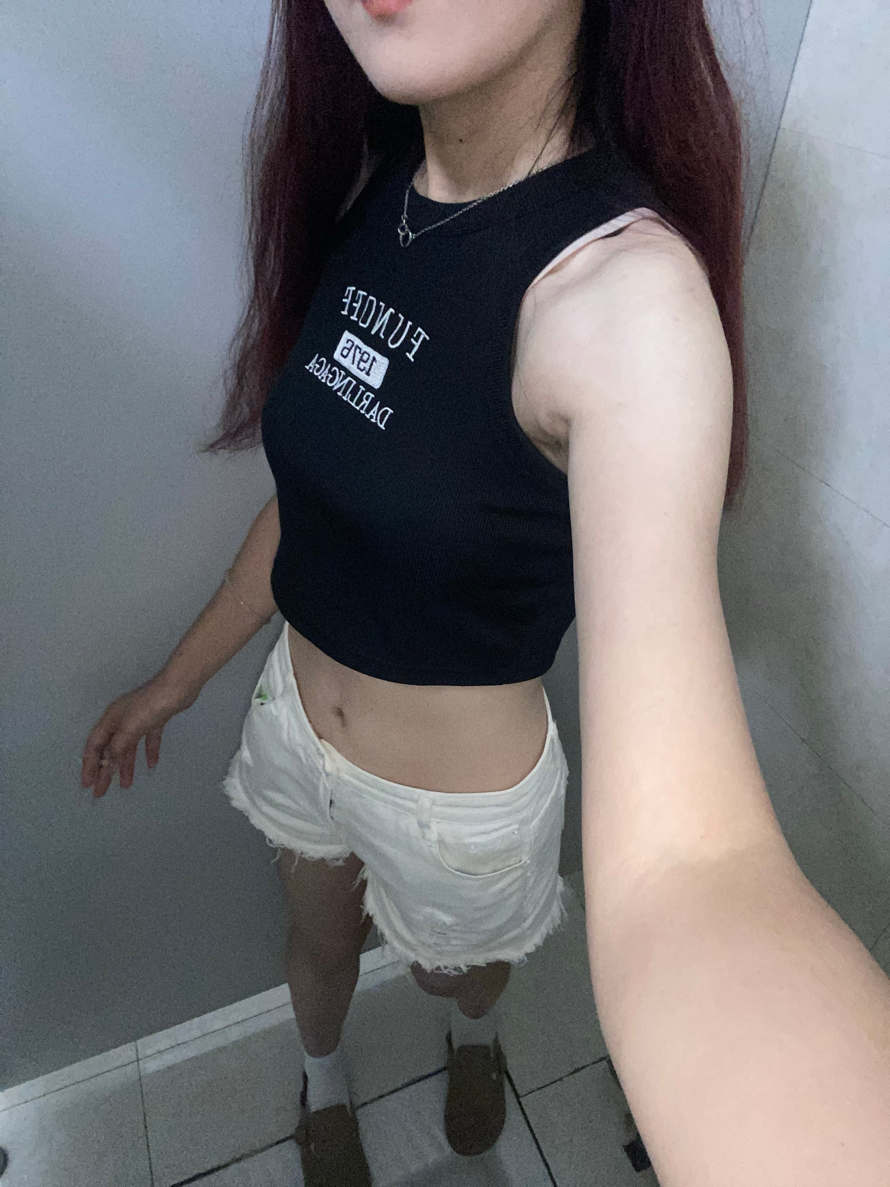 黑背心配白破洞裤,今天在地铁口被问了3次‘你这衣服在哪买的?’封面图