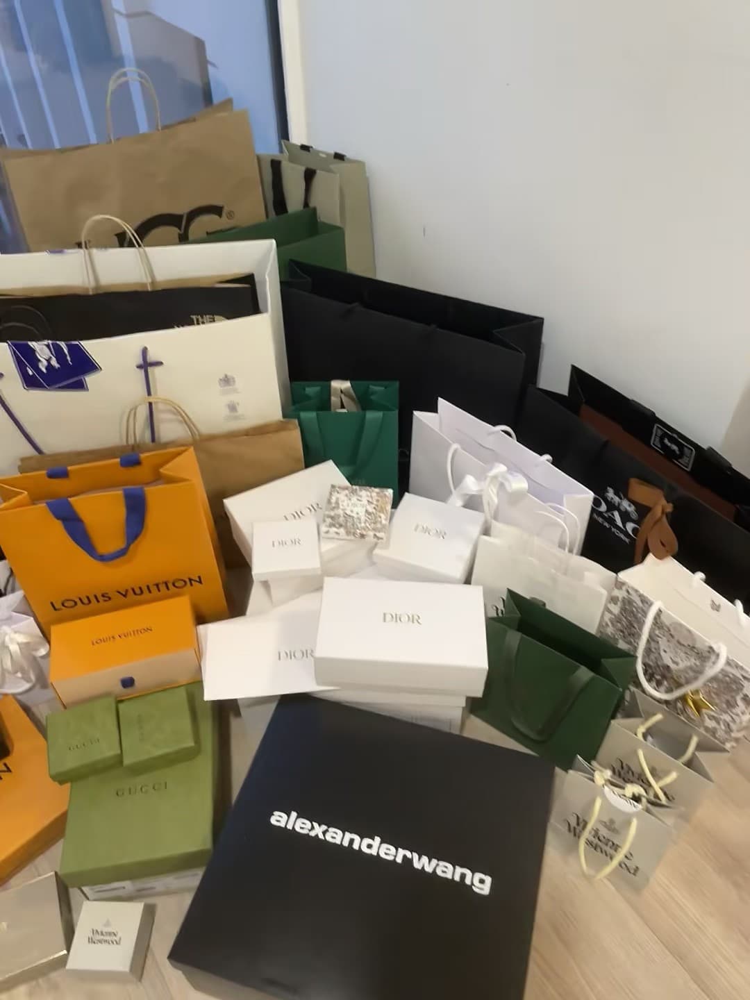 拆快递的快乐,像开盲盒但全是爱 💸 今天在公寓楼下捡到一堆奢侈品牌纸袋…封面图