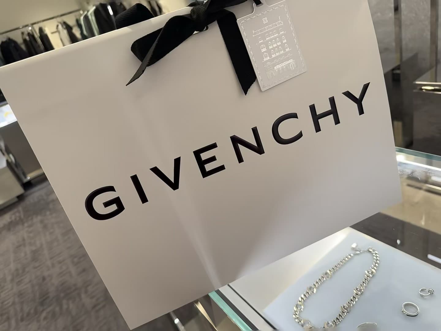 逛到Gucci隔壁的Givenchy,手提袋比包还抢镜 🧈封面图