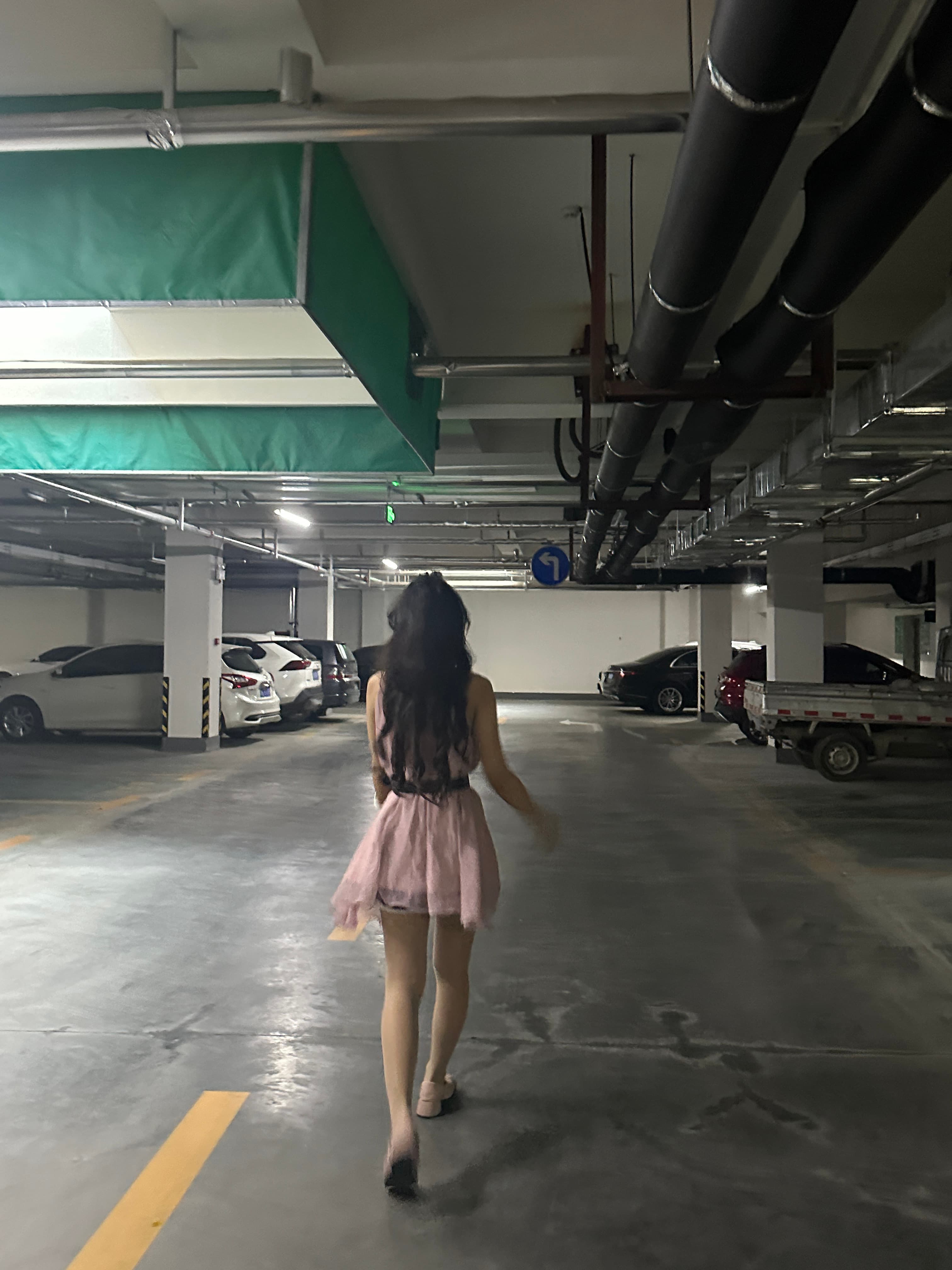 粉色裙摆甩进地下车库的瞬间|谁说停车场不能拍出电影感?封面图