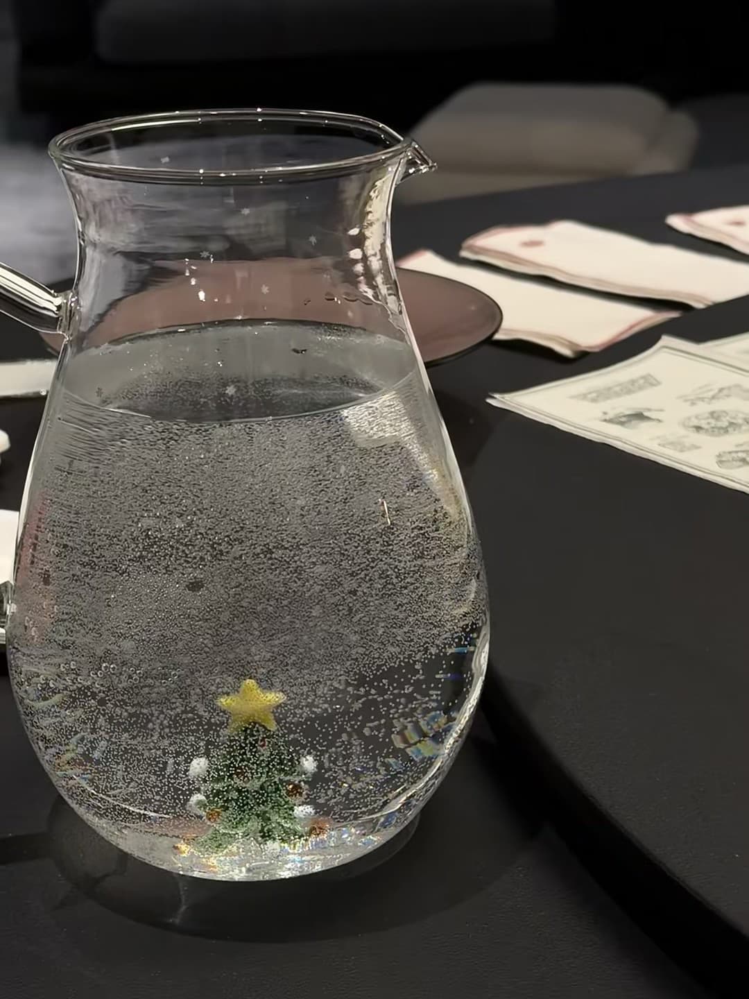 今天在咖啡店摸鱼时,发现水壶里住着一棵会发光的圣诞树🎄封面图