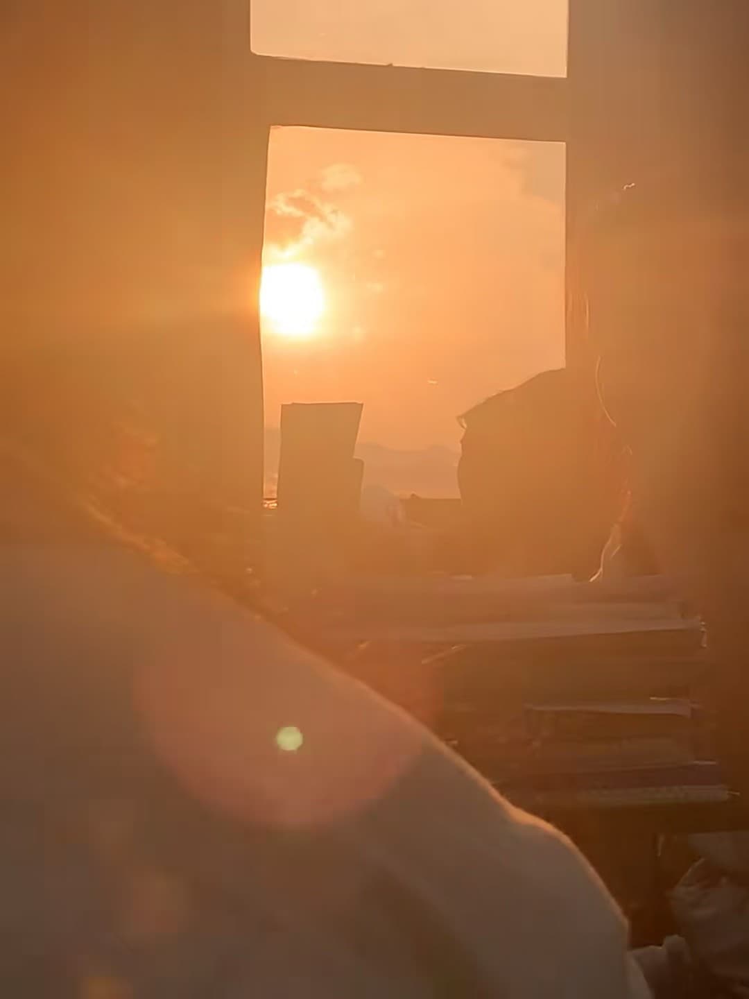 下班前偷拍的夕阳,金光把整间办公室都泡成琥珀色了✨封面图