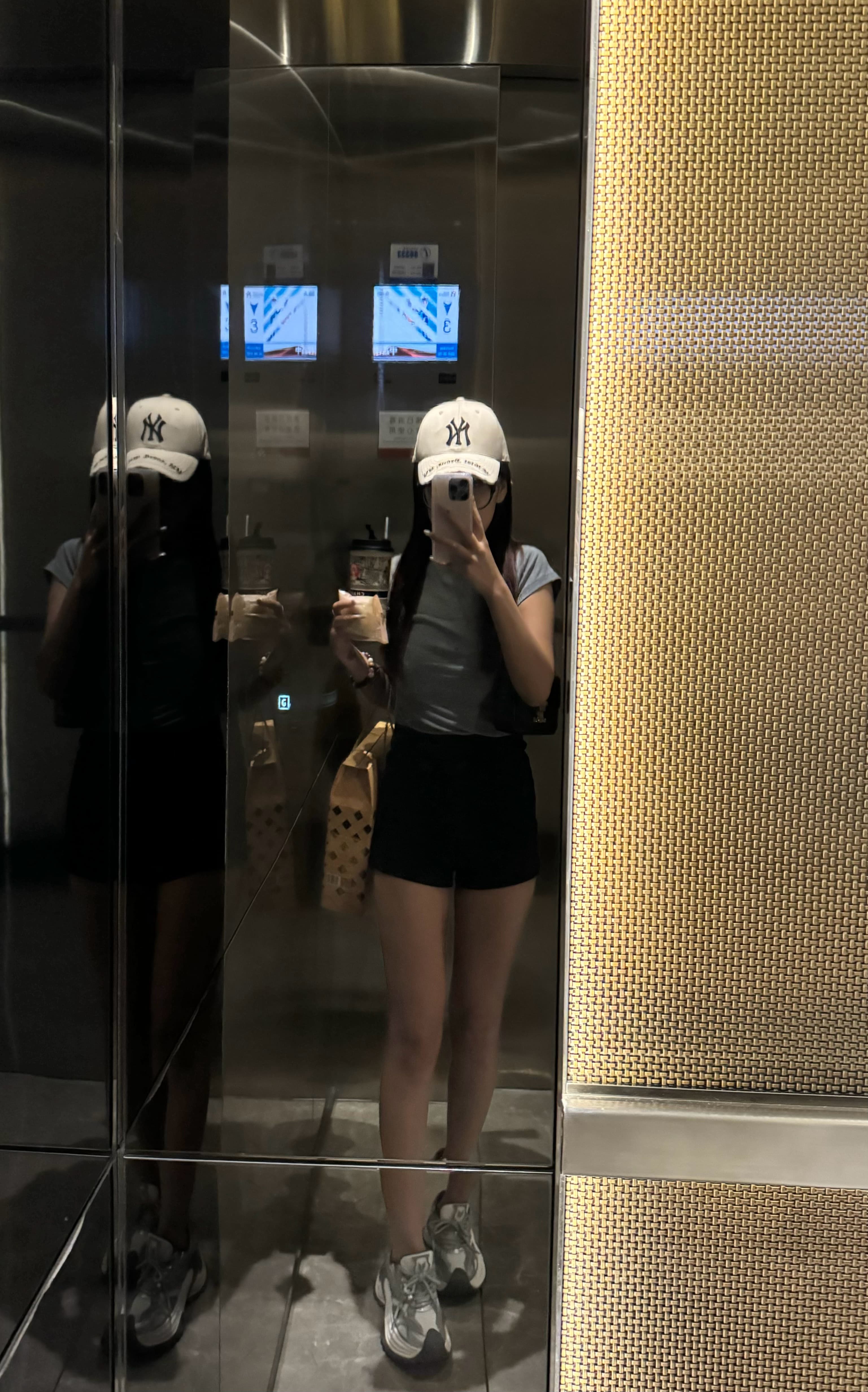 电梯镜里偷拍的日常|今天这身是‘去上班还是去约会’的纠结版封面图