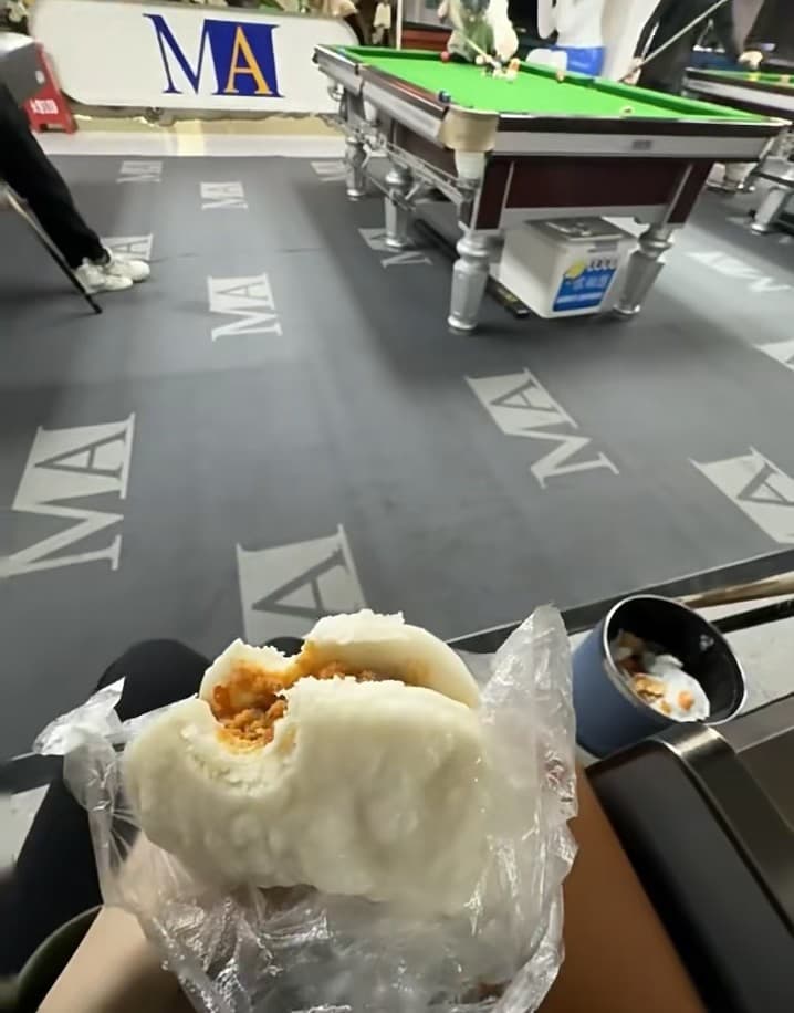 台球厅角落的早餐:白馒头配肉松,边看比赛边啃~封面图