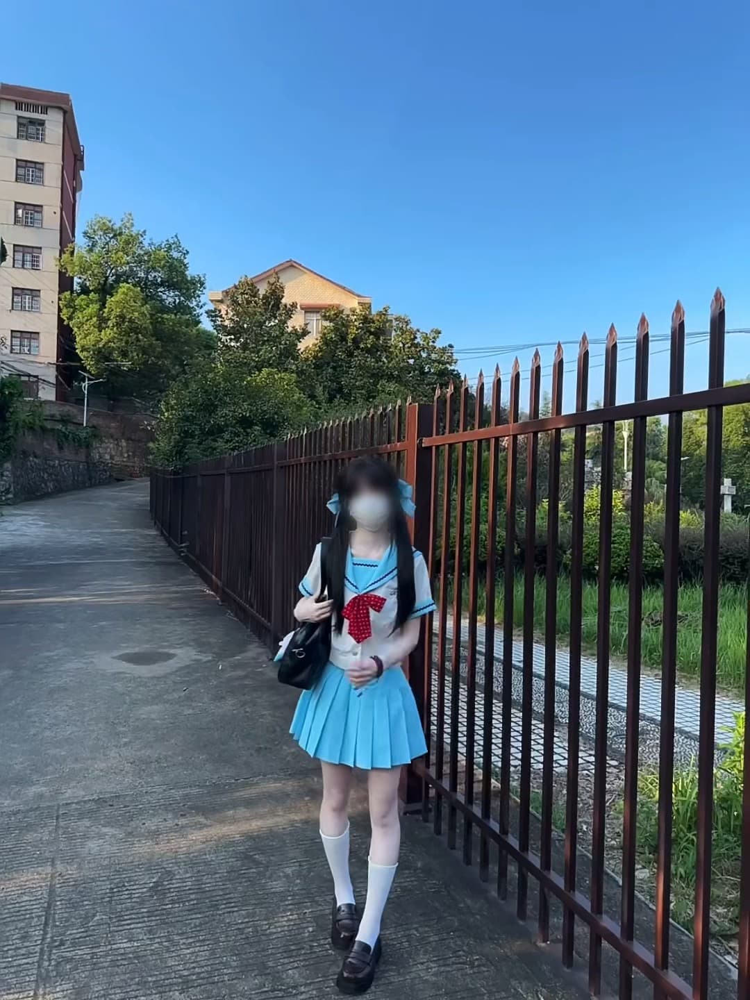 今天在街角偶遇一位蓝裙小天使,连风都替她打伞~封面图